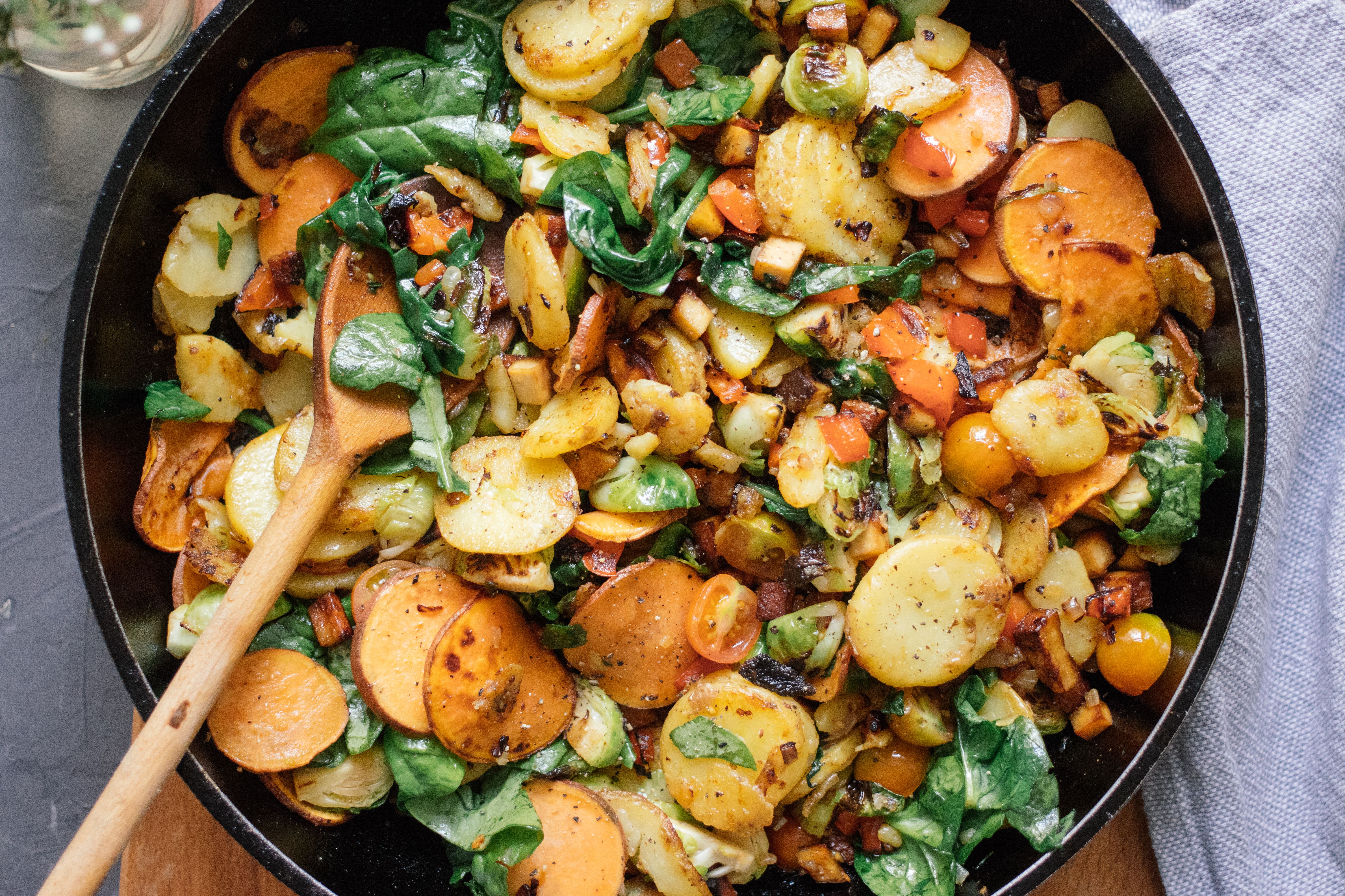 Vegane Bratkartoffel-Pfanne mit Gemüse