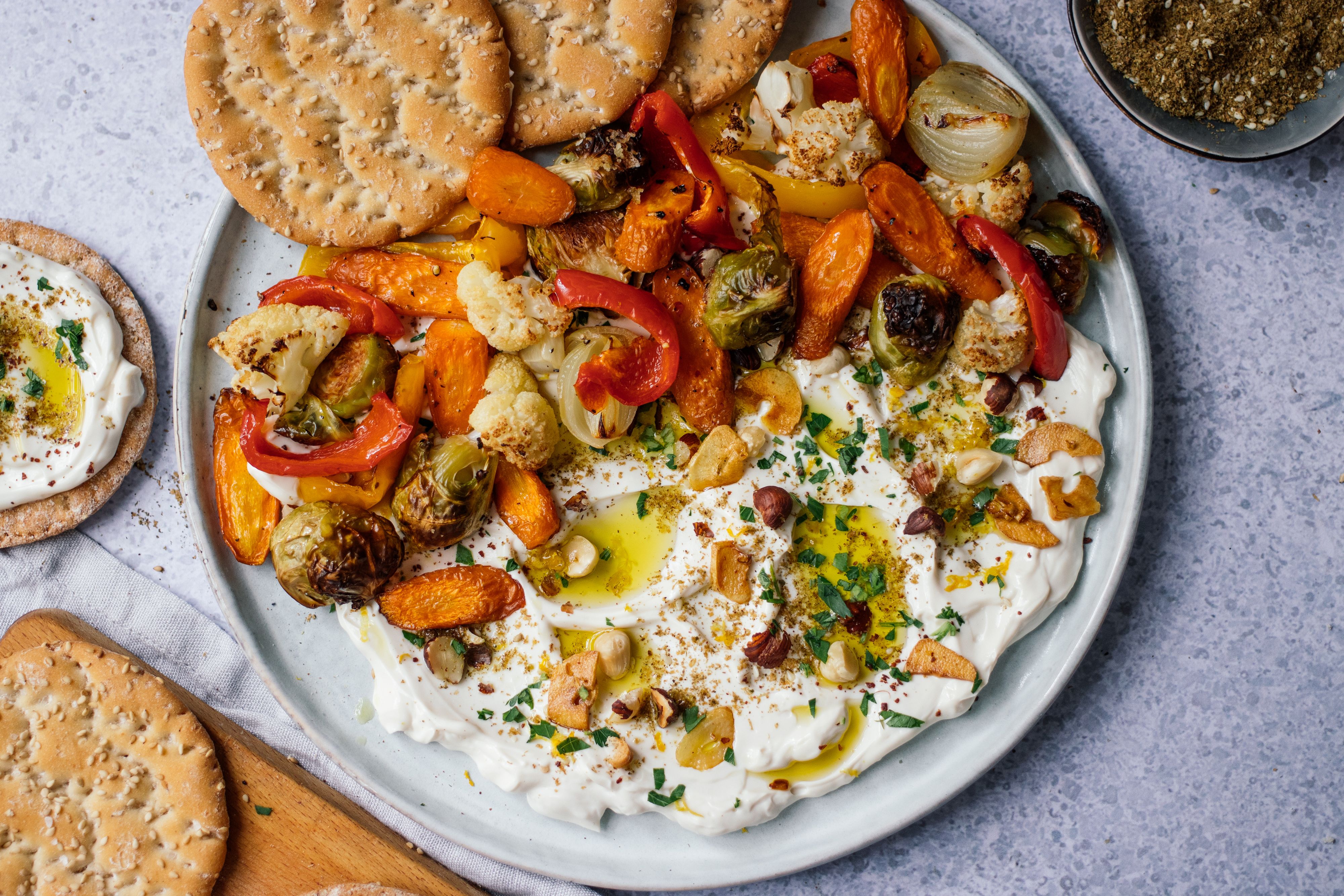 Herbstliches Ofengemüse mit veganem Labneh
