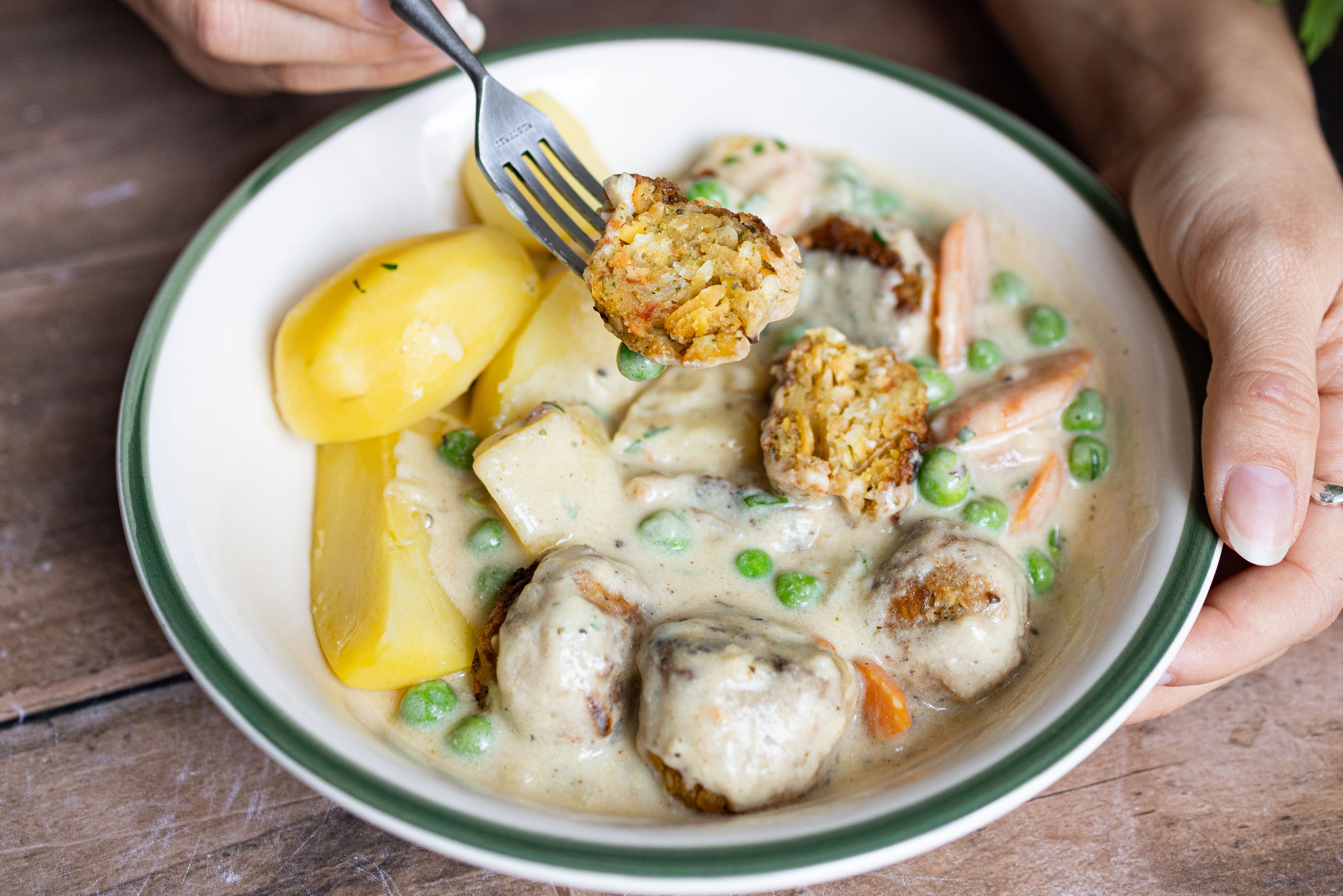 Vegan Viking Pot (Meatballs with peas and carrots in creamy sauce)