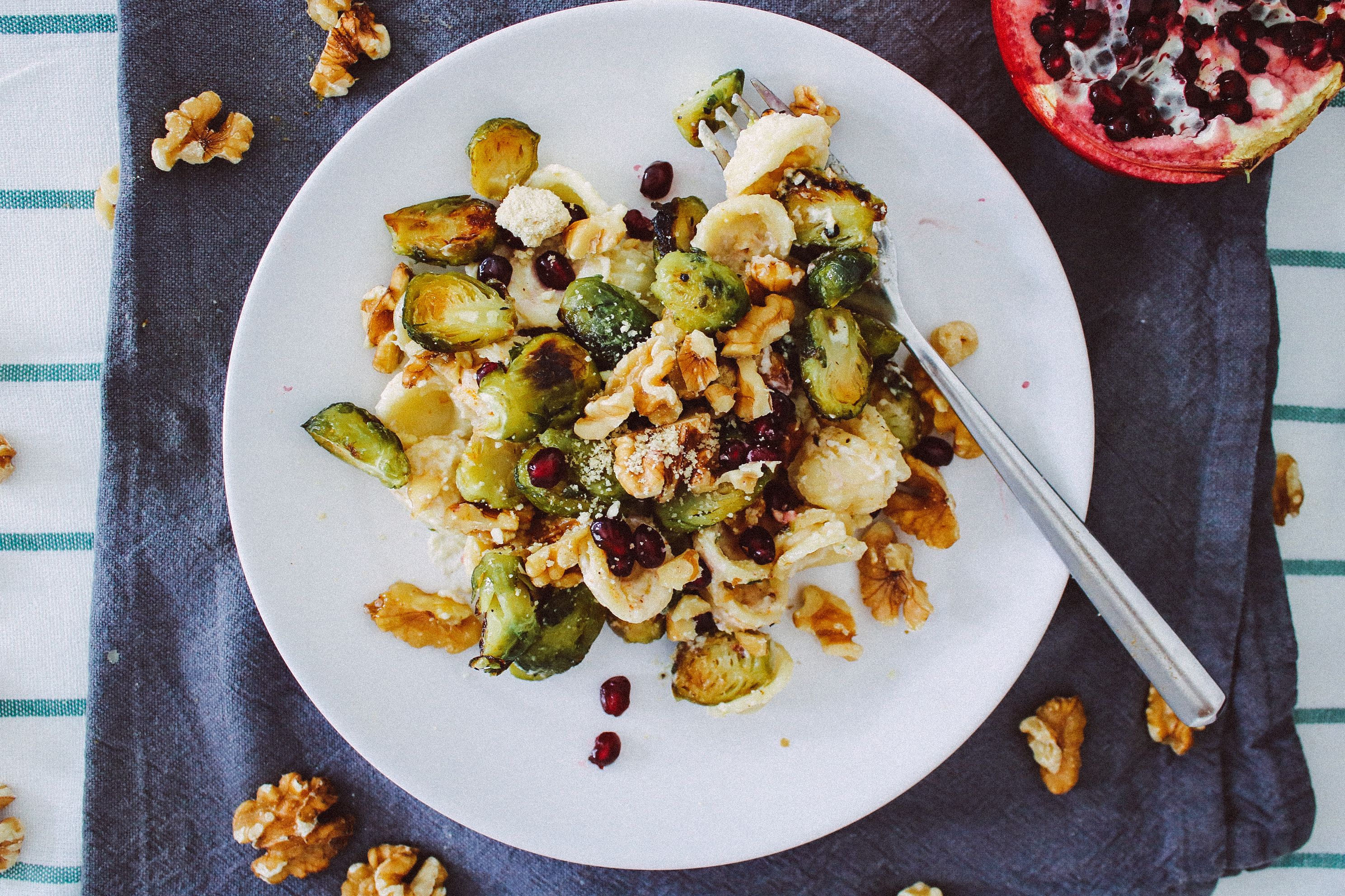 Orecchiette mit gebratenem Rosenkohl und veganer Sauce Alfredo