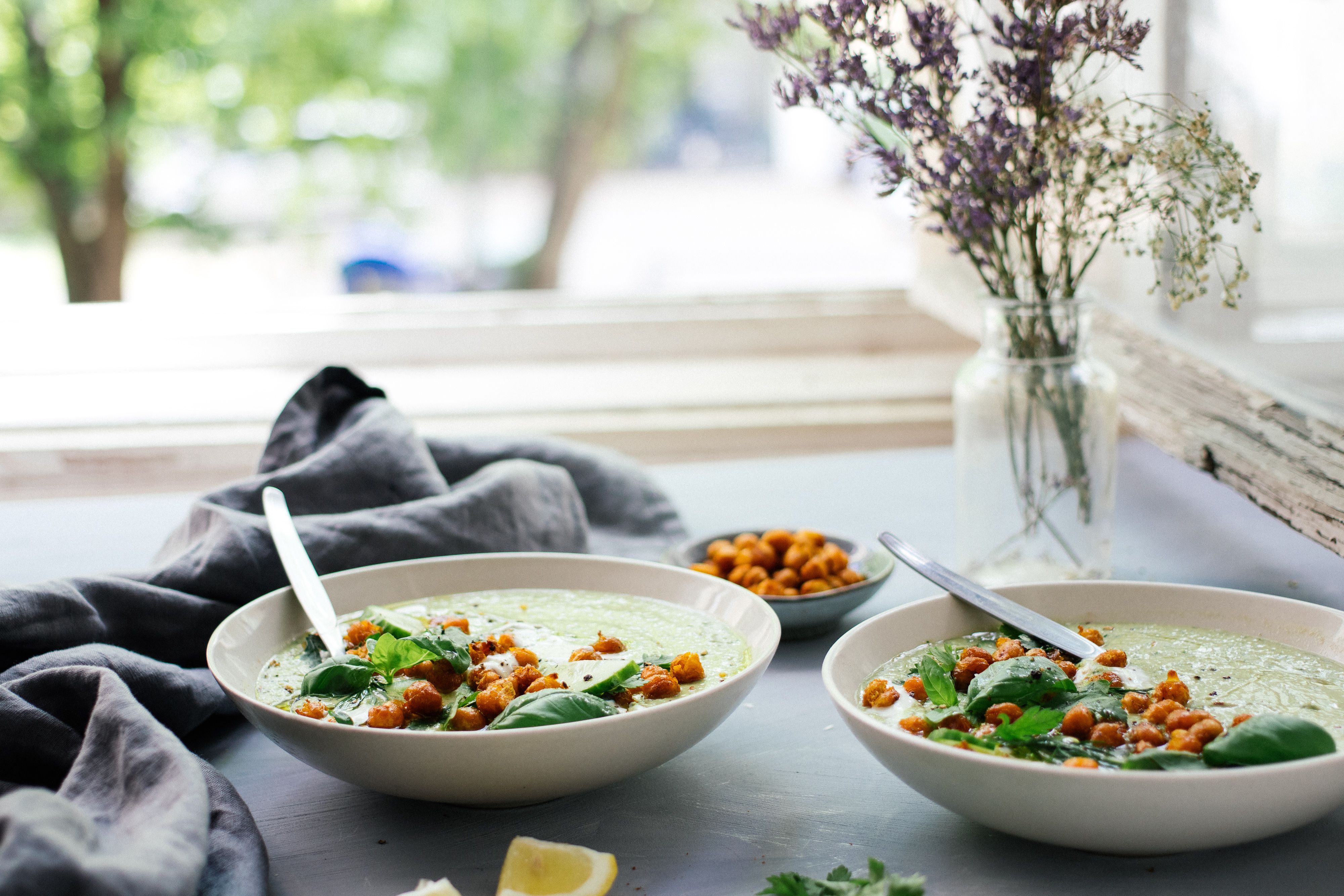 R70 Kalte Gurken-Avocado-Suppe mit gerösteten Kichererbsen