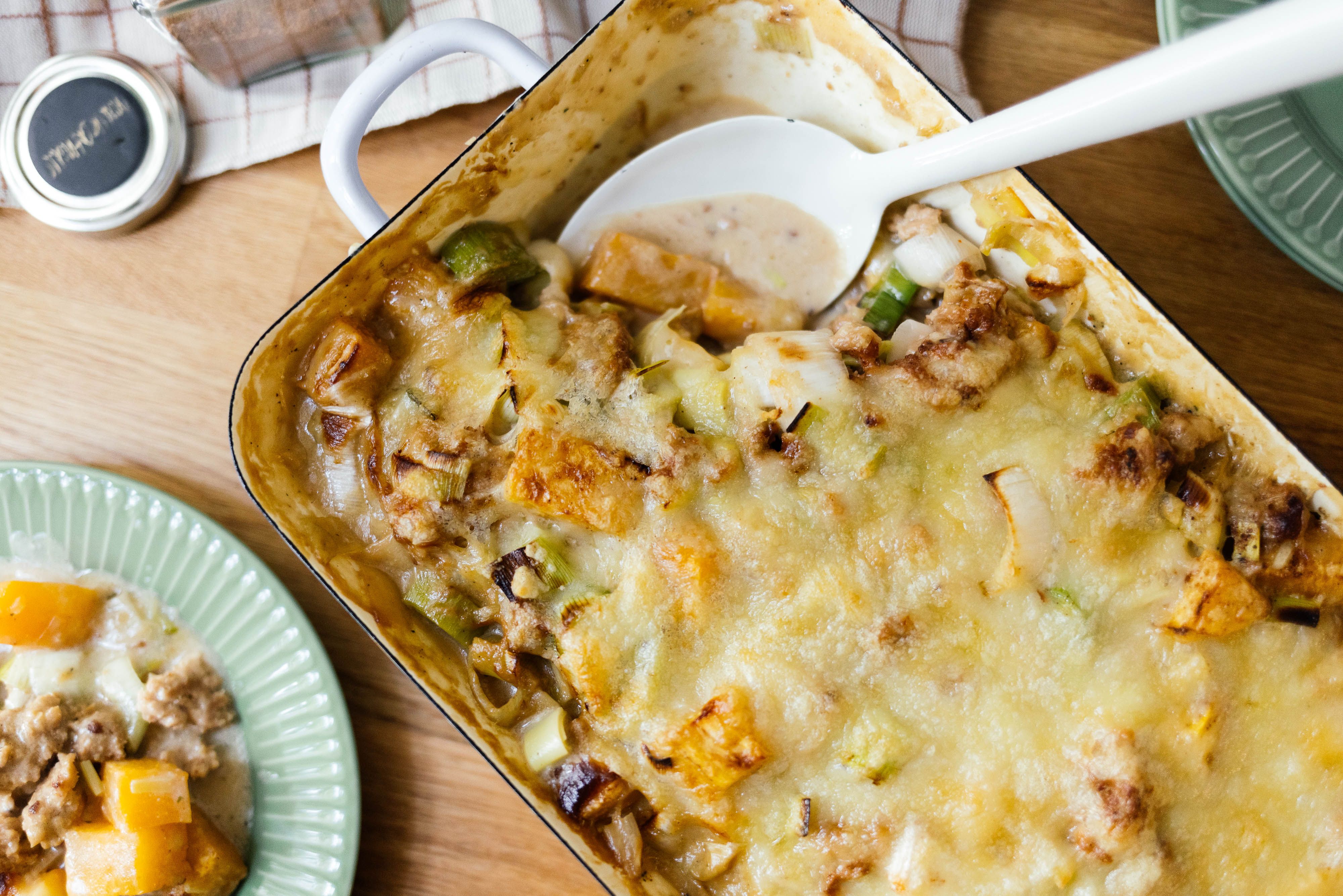 Veganer Hack-Käse-Lauch-Auflauf mit Steckrüben