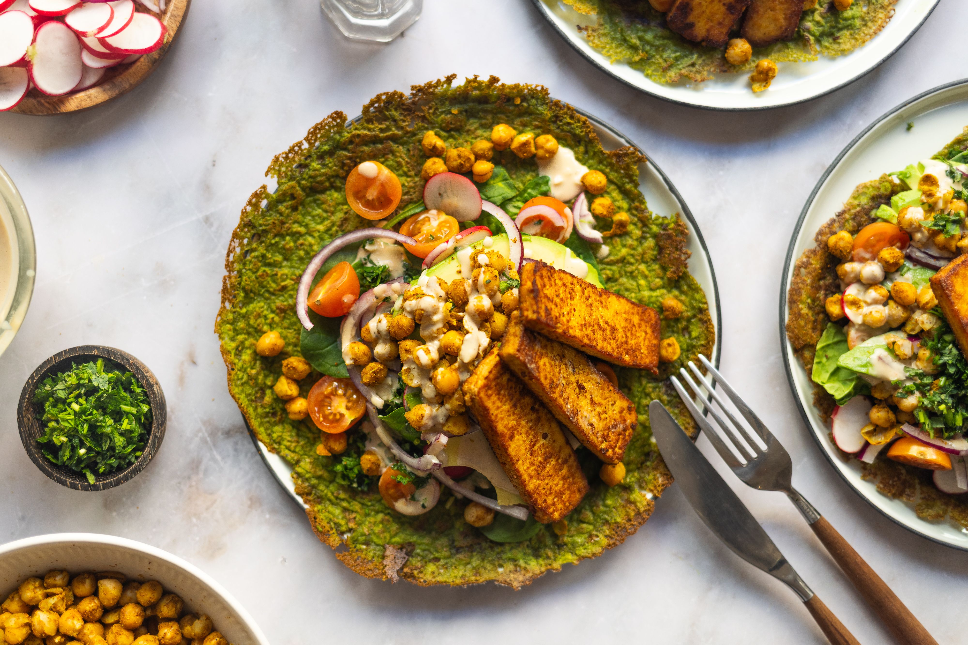 Grüne Erbsen-Pfannkuchen mit frischen Kräutern, Dip und Spinat