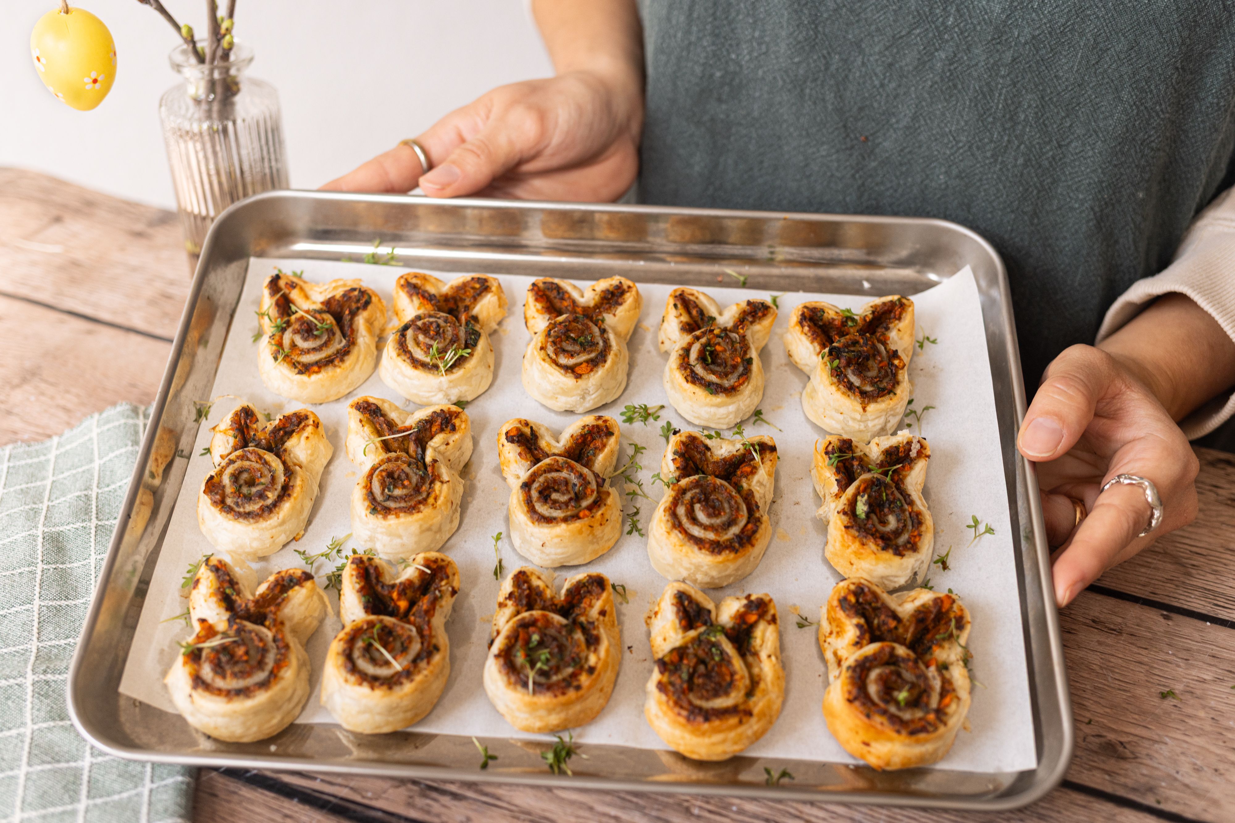 R1049 - Vegan puff pastry bunnies