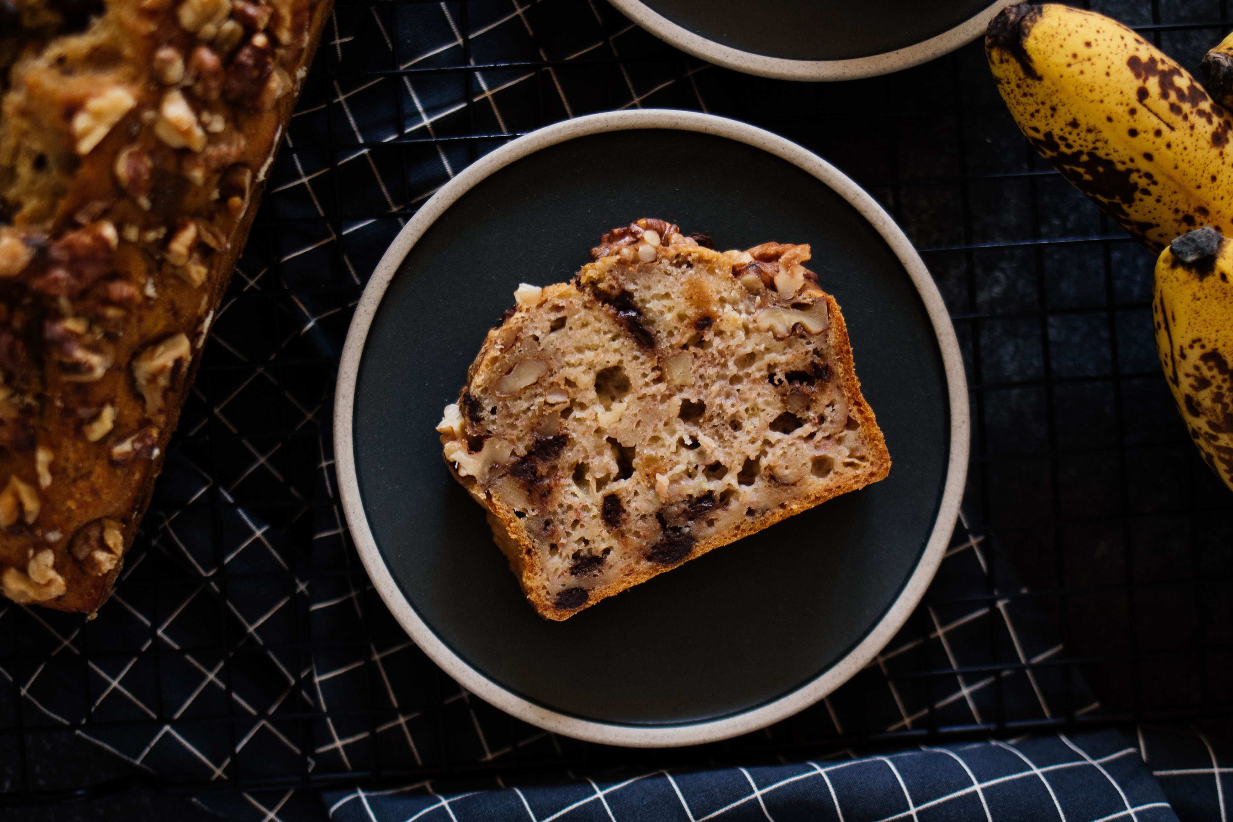 R427 Vegan, simple banana bread with walnuts & chocolate