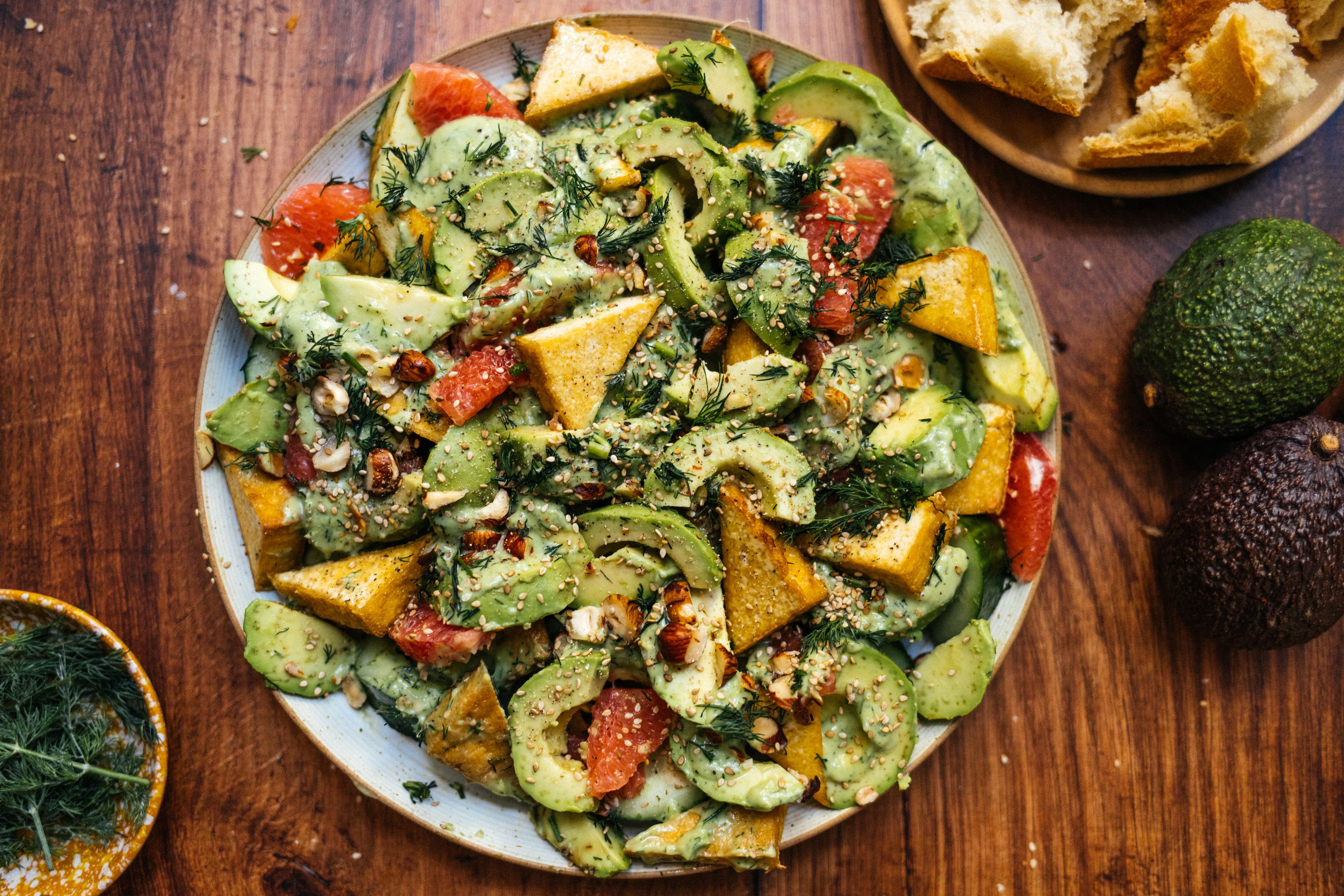 Avocado-Gurken-Salat mit Grapefruit und Tofu