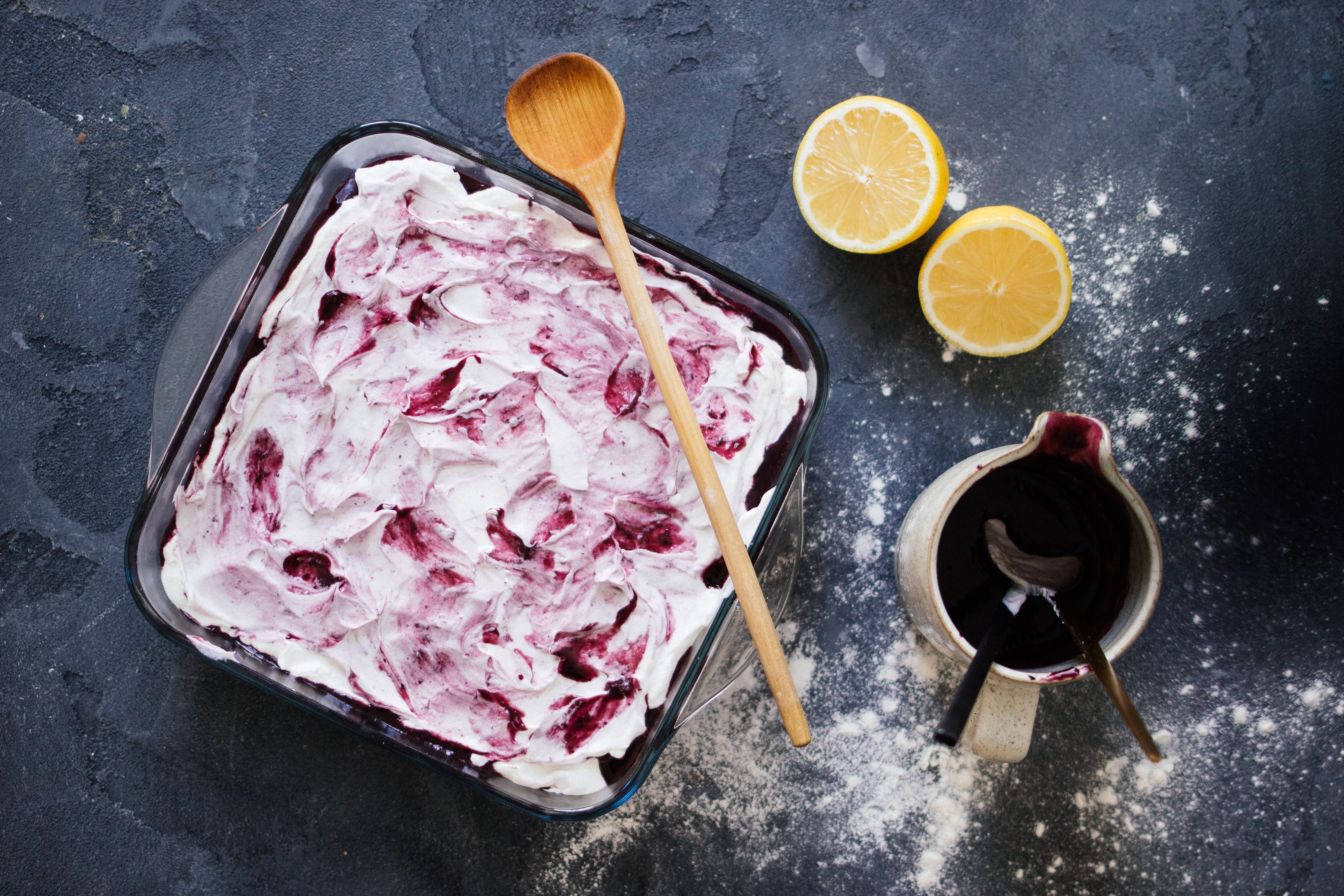 R297 1 Teig, 3 Desserts: Veganer Poke-Cake, Zitronen-Muffins & Lava Cake