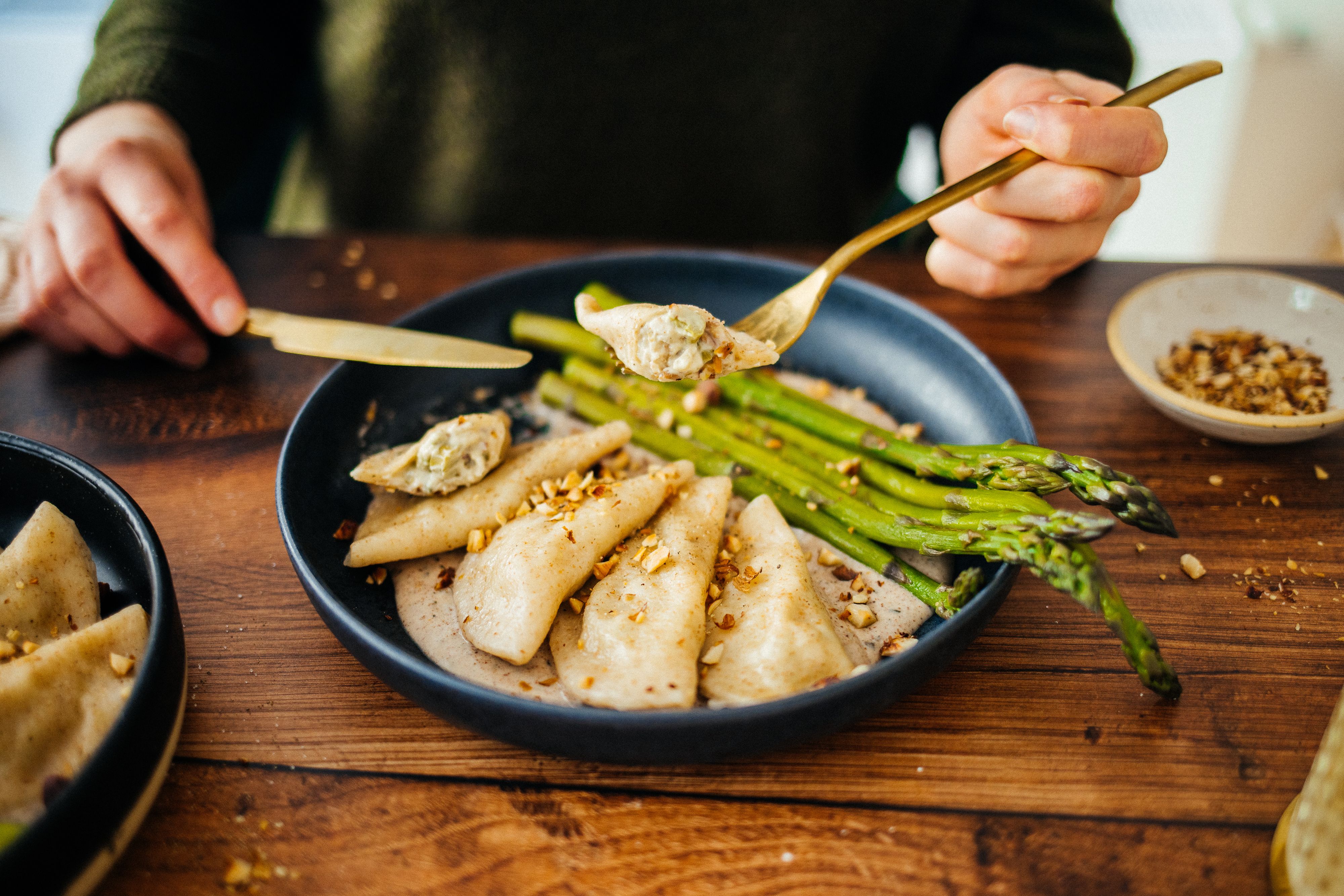 Vegane Mezzelune mit Spargelfüllung und Zitronen-Haselnuss-Soße