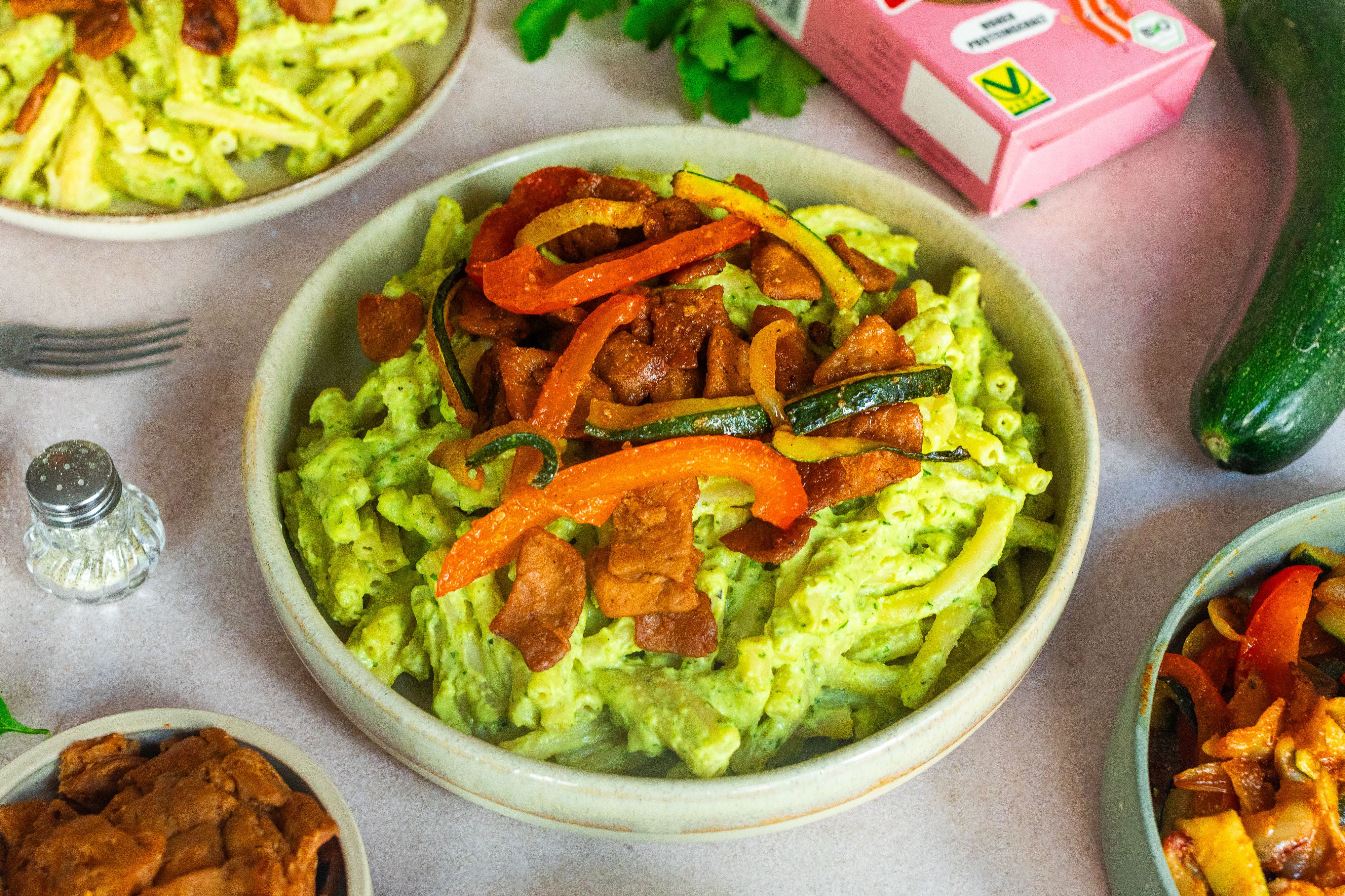 Veganes grünes Mac’n’Cheese mit knusprigem Bacon