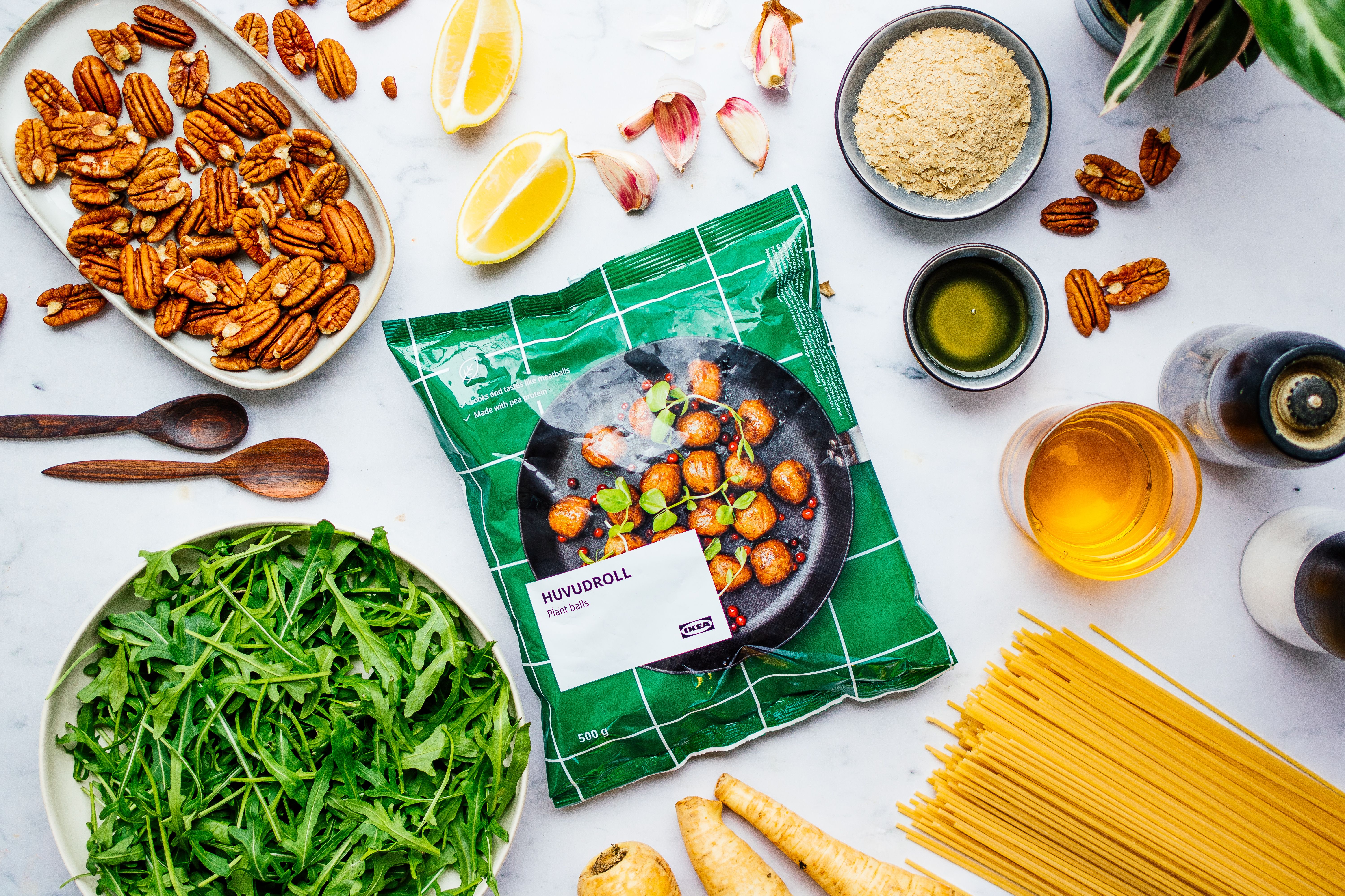 R604 Spaghetti mit Rucola-Pesto, pflanzlichen Bällchen & Pastinake