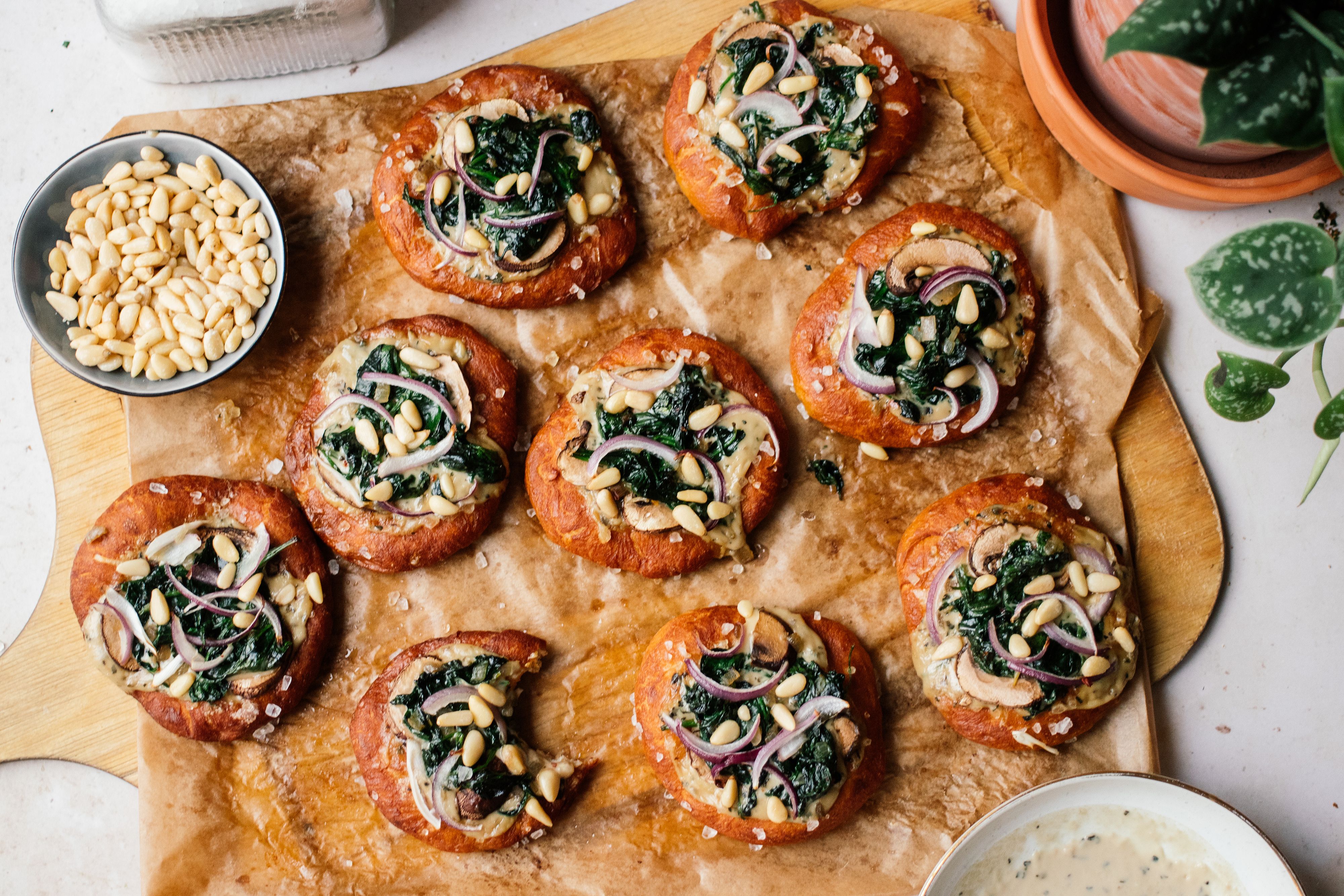 Vegane Brezel-Mini-Pizza mit Spinat