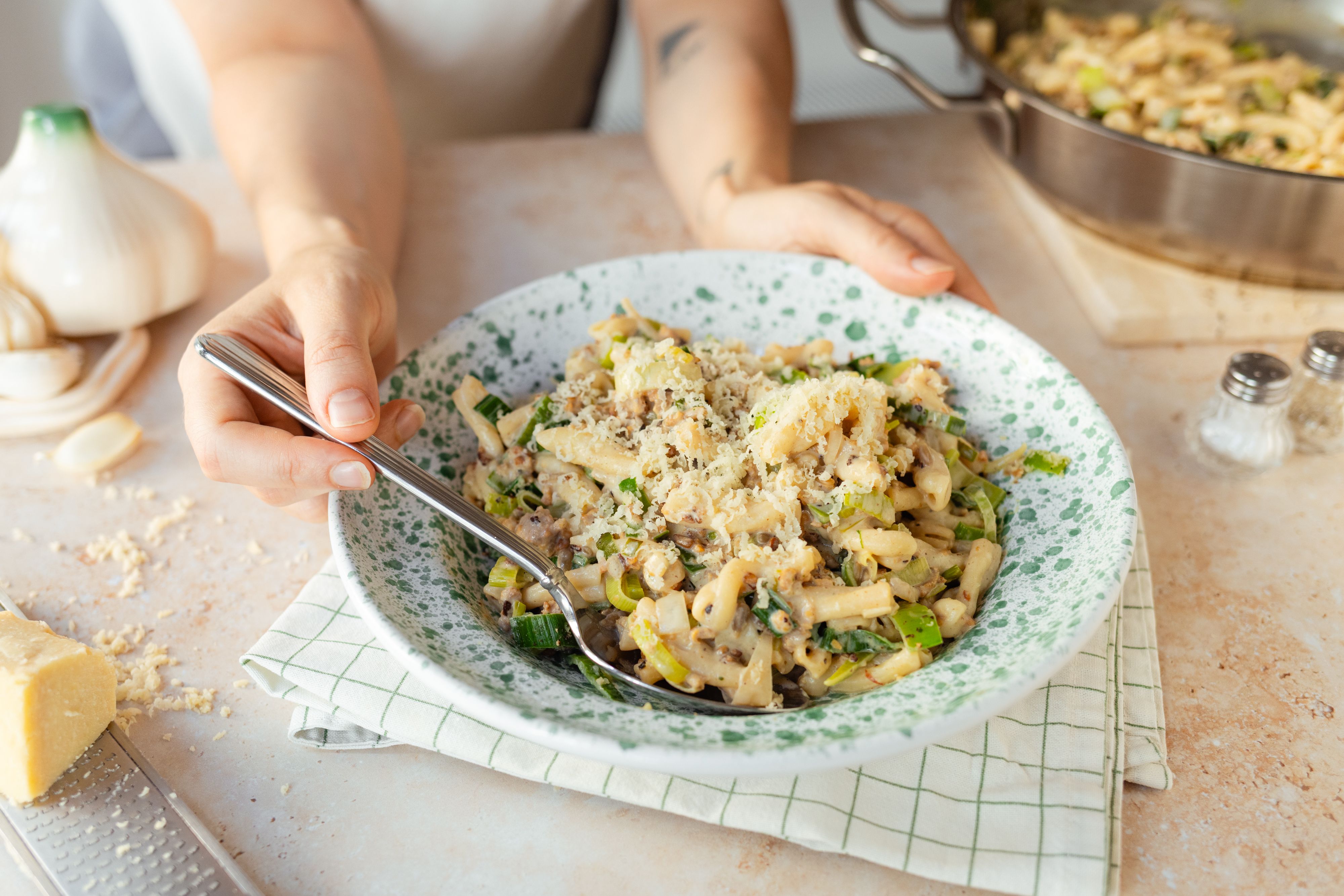 Nudeln mit veganer Käse-Lauch-Hack-Soße