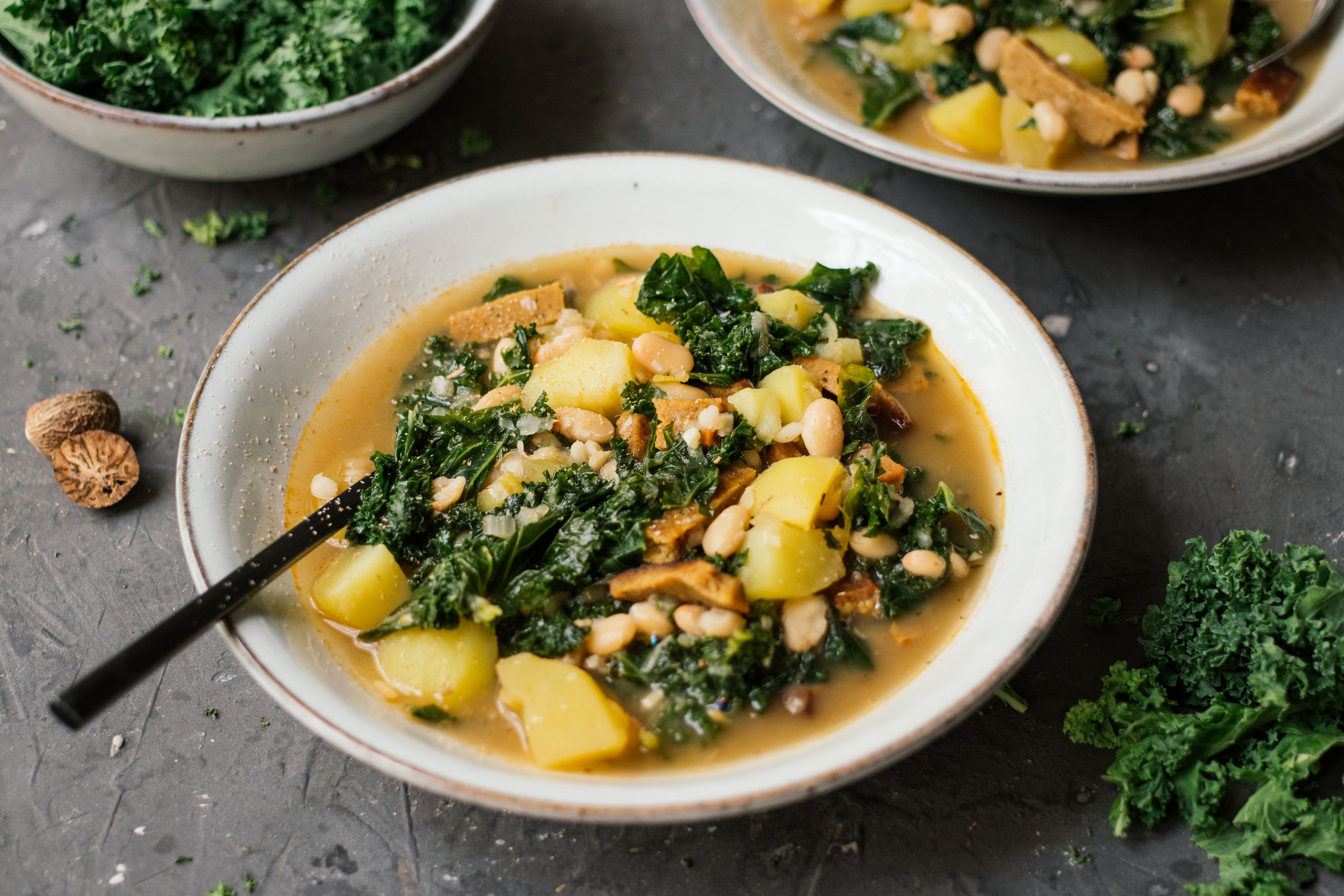 Veganer Grünkohleintopf mit Seitan und weißen Bohnen