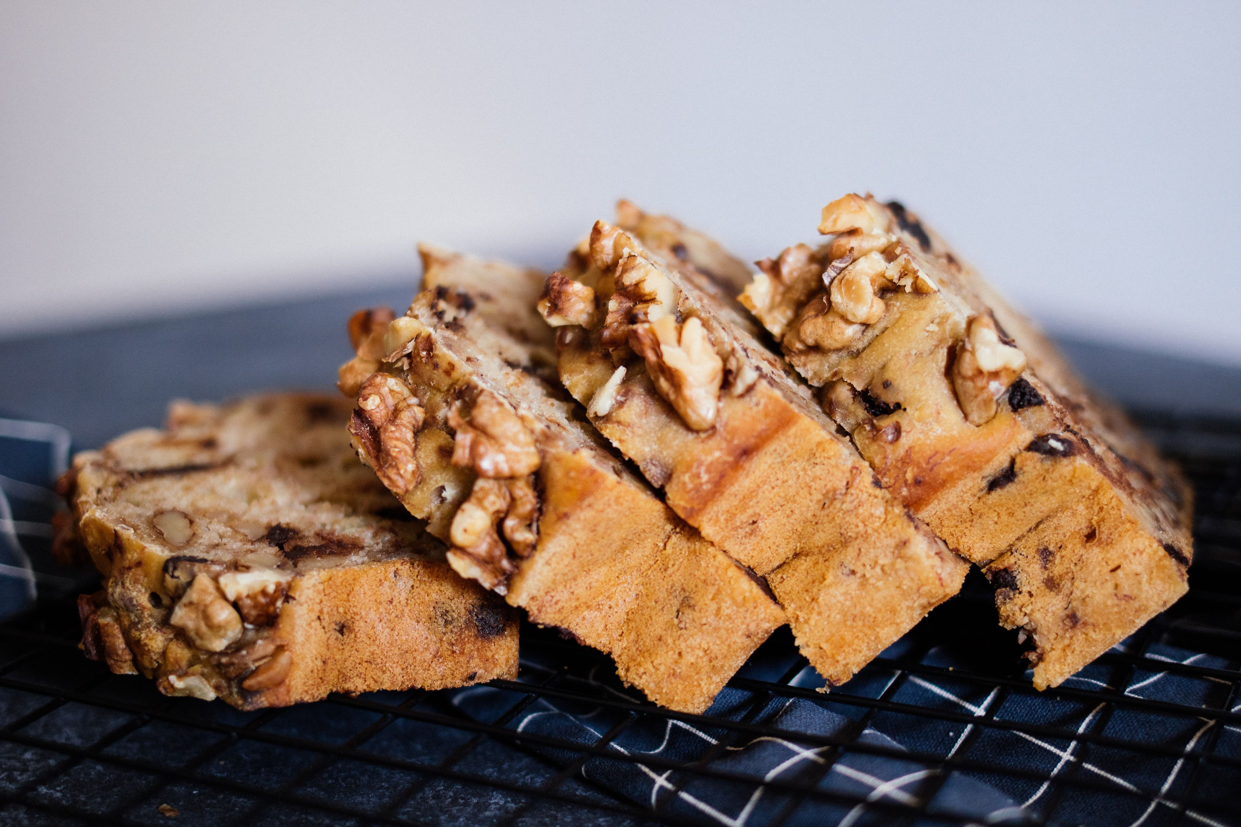 R427 Vegan, simple banana bread with walnuts & chocolate
