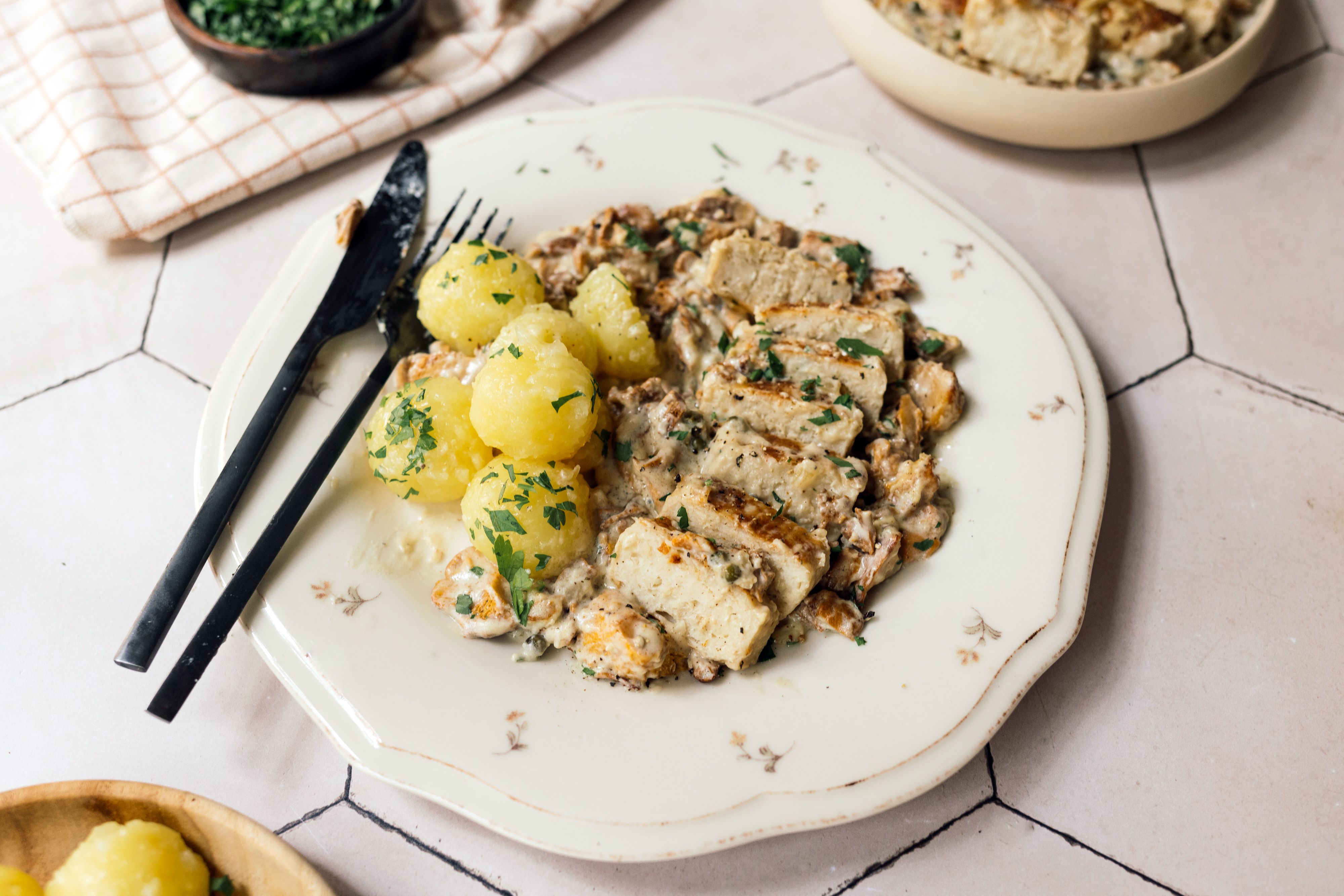 Vegane Filets in Pfifferling-Rahm-Pfeffer-Soße mit Miniknödeln
