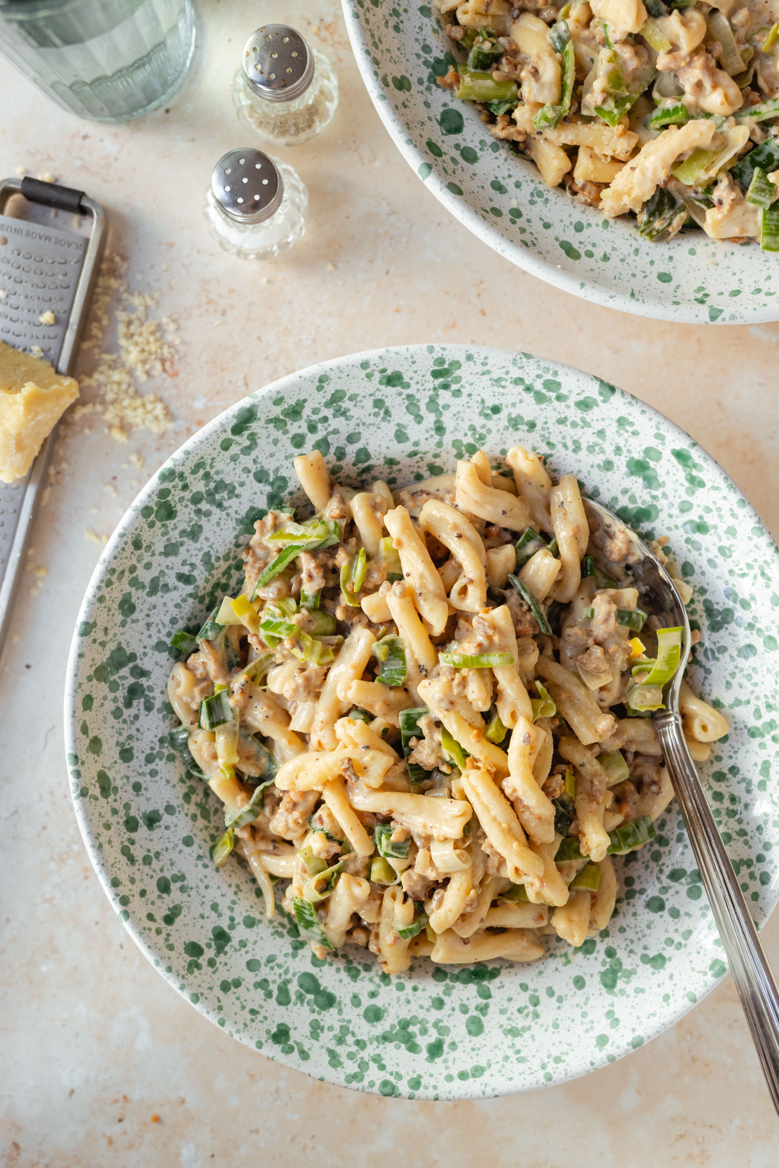 R950 Pasta with Cheese-Leek and vegan meat 