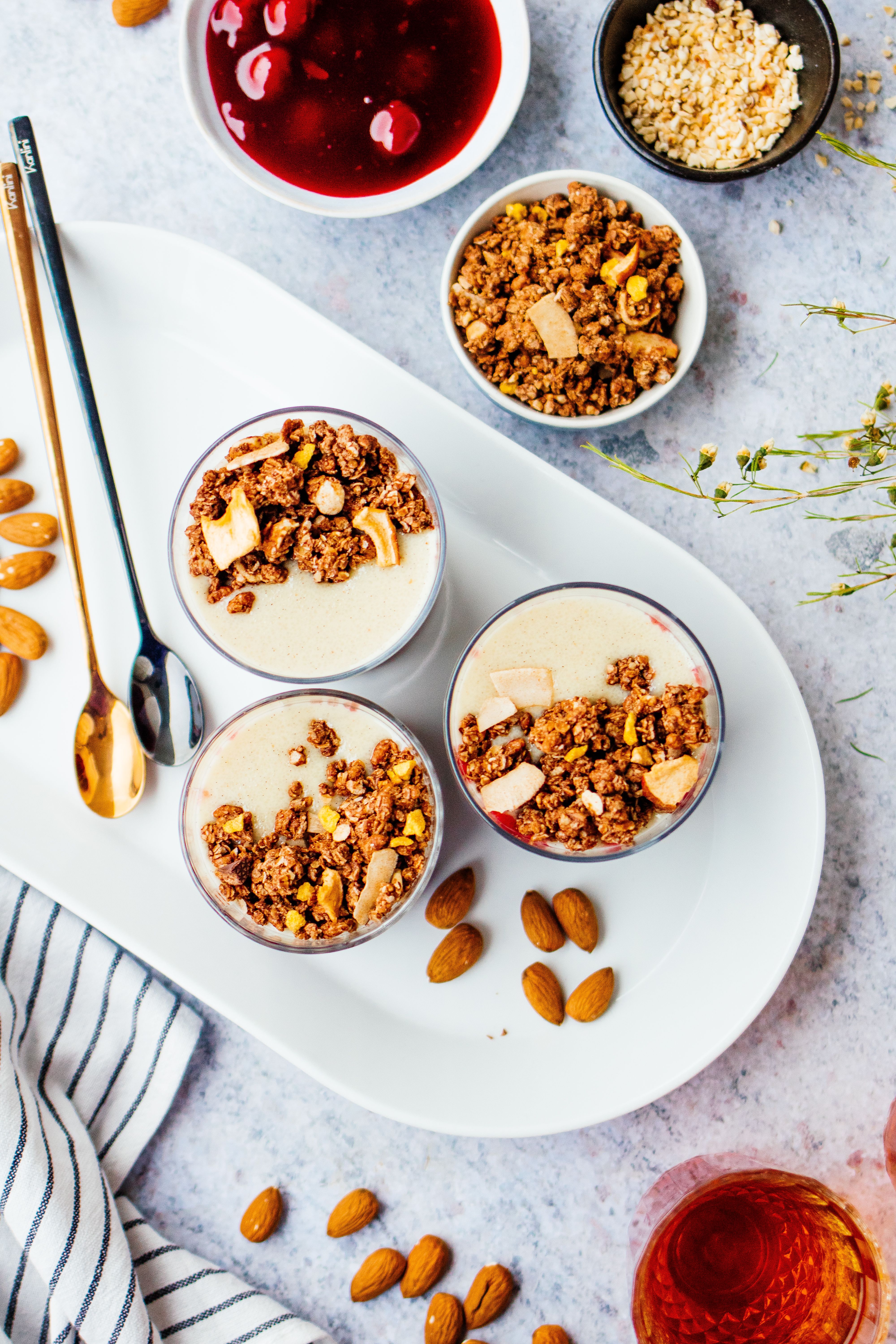 R545 Veganes 20-Minuten-Dessert mit Grießbrei und Kirschen