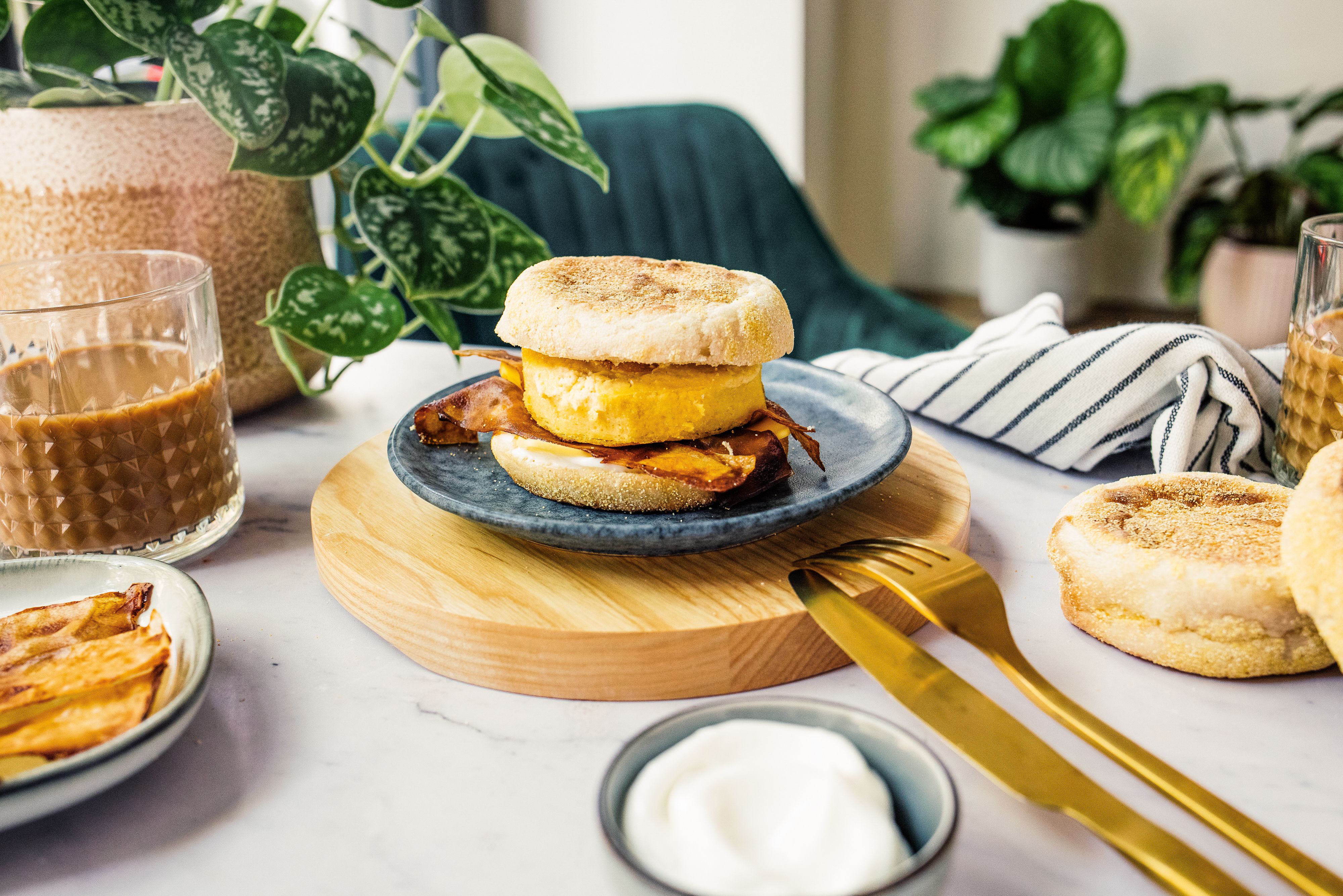 R658 Frühstücksburger mit veganem Bacon und Ei