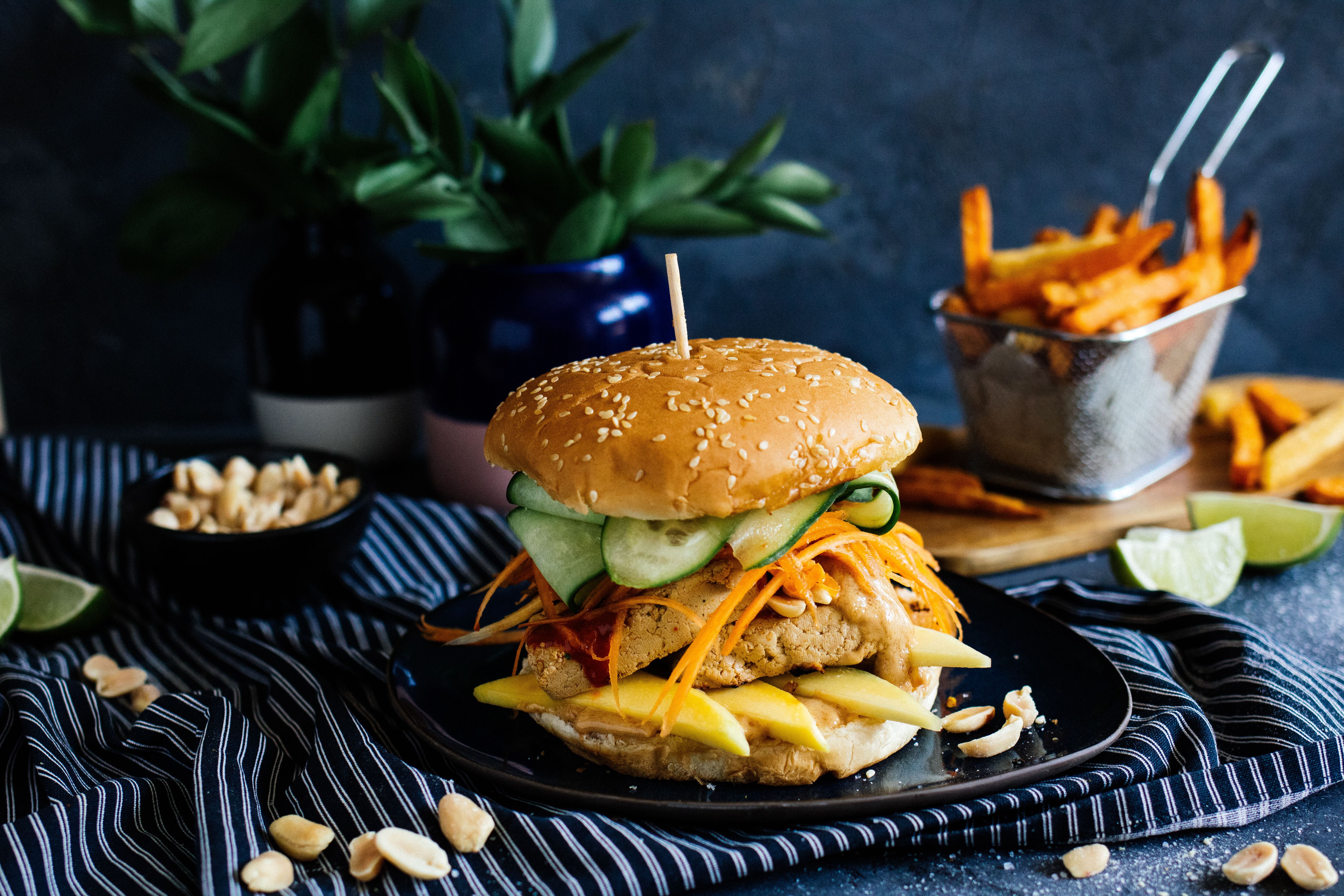 Vegane Burger mit Erdnusssauce & mariniertem Tofu