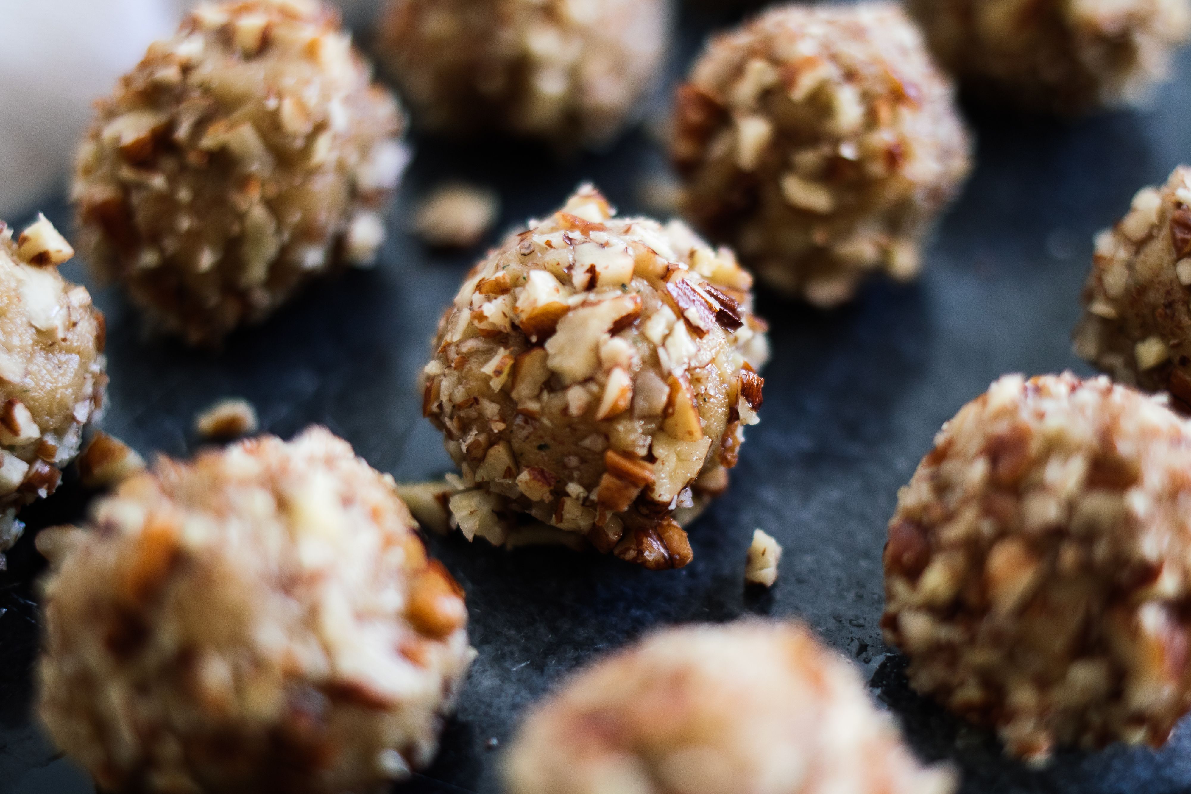 R129 Vegane Käsebällchen auf einem Apfel-Cranberry-Salat