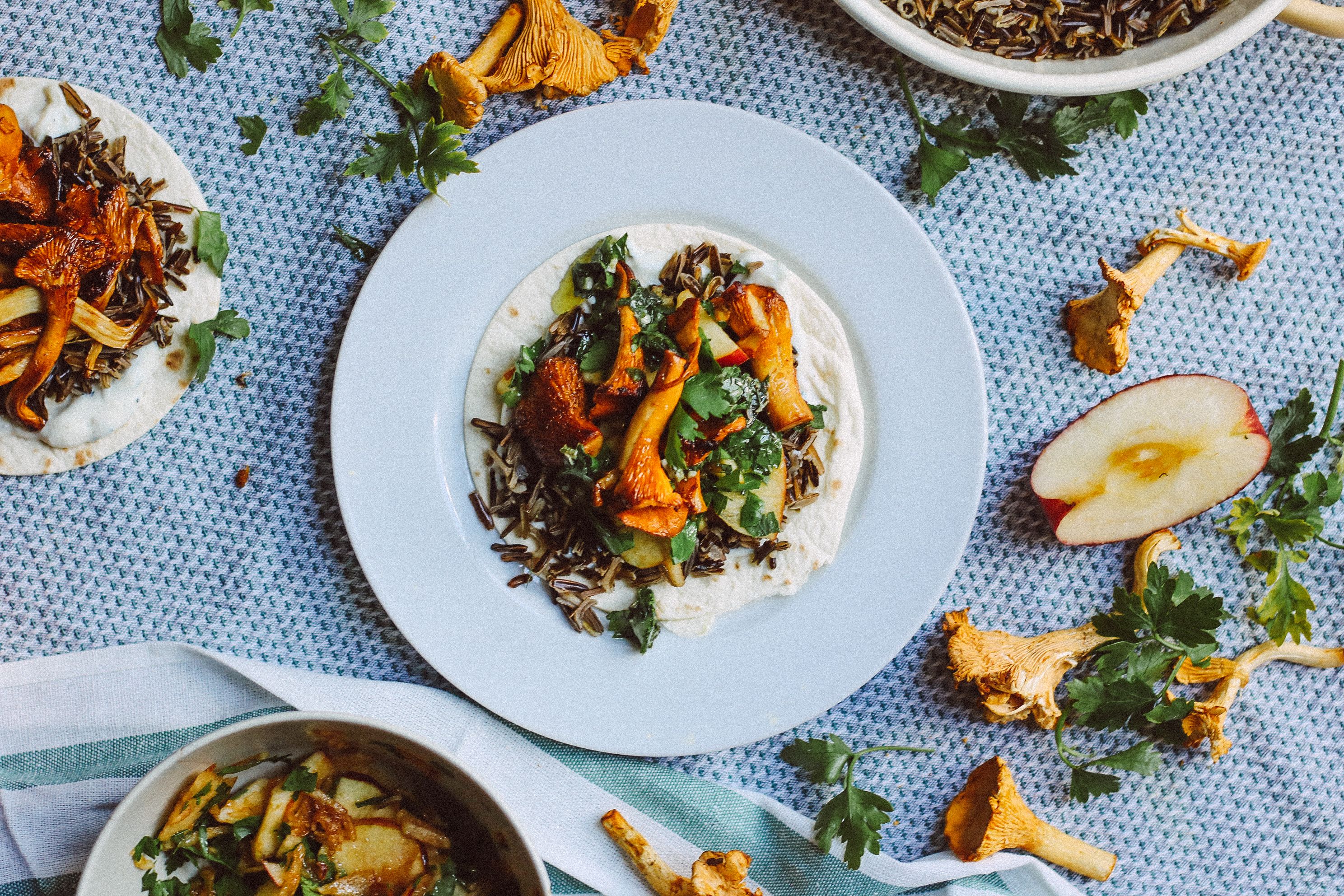 Vegan Chanterelle Tacos with Wild Rice & Apple-Salsa