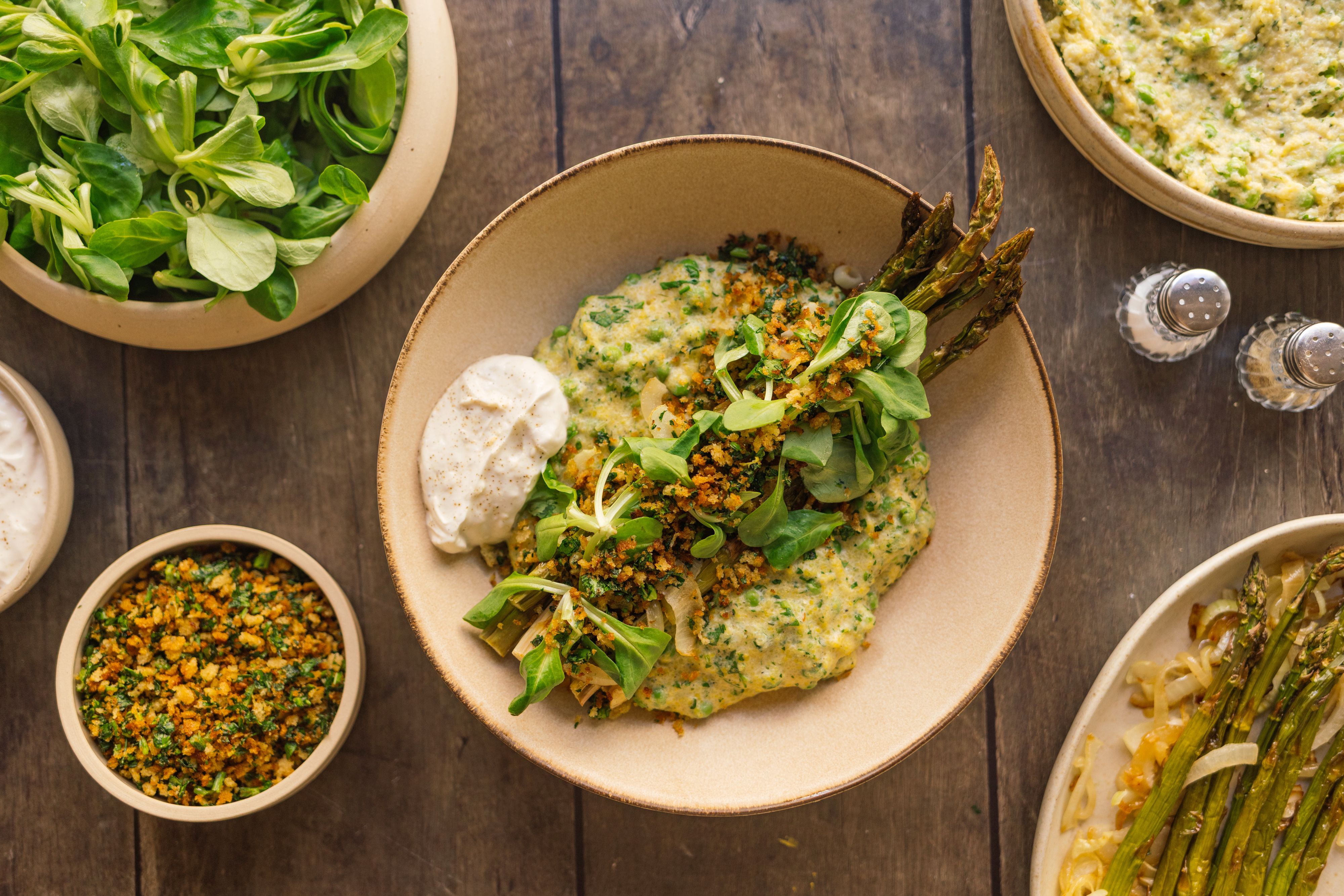 Vegane Zitronen-Polenta mit grünem Spargel, Erbsen und knusprigem Topping