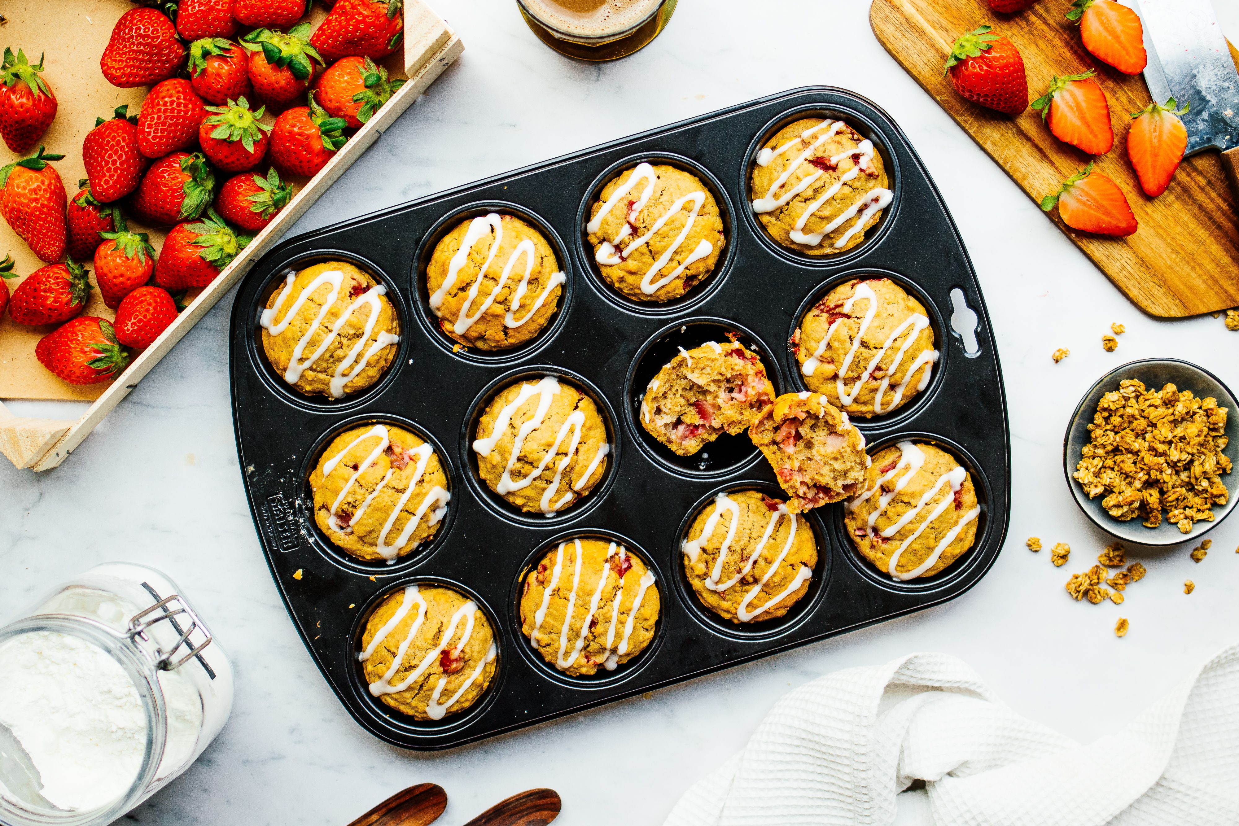 Vegane Frühstücksmuffins mit Erdbeeren