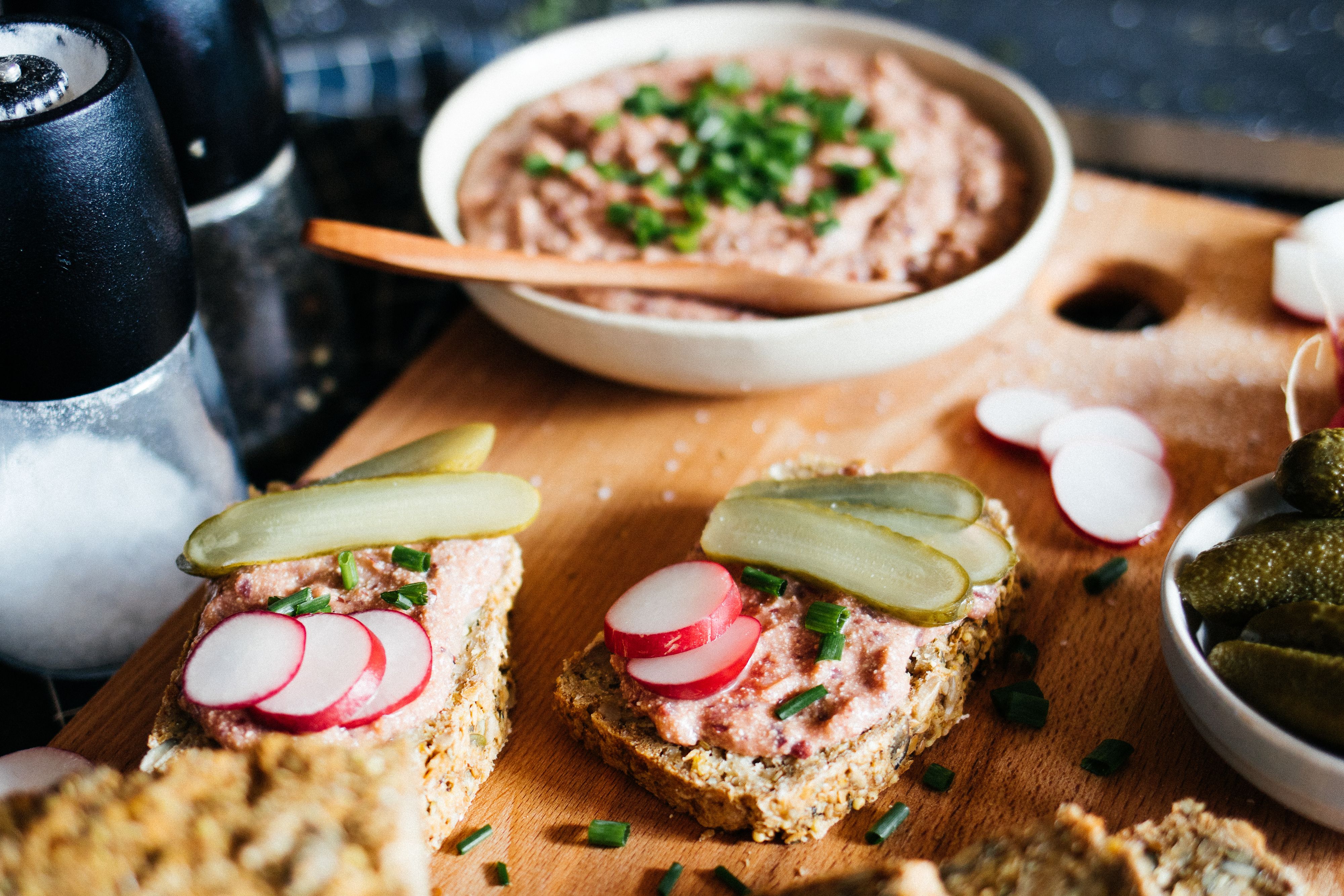 R553 Vegane Leberwurst auf frisch gebackenem Brot