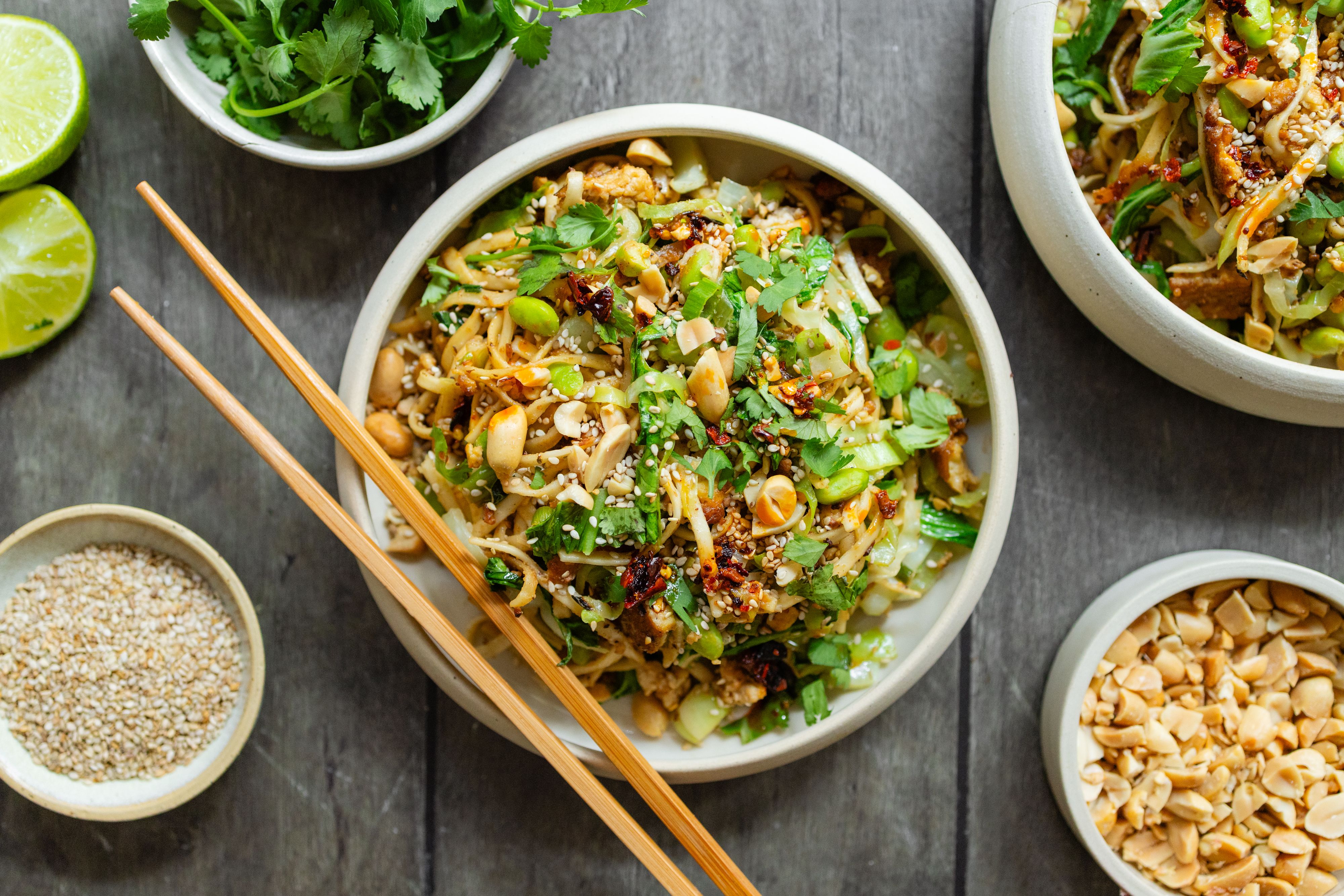 Schnelle gebratene Nudeln mit Gemüse, Tofu und Erdnusssoße