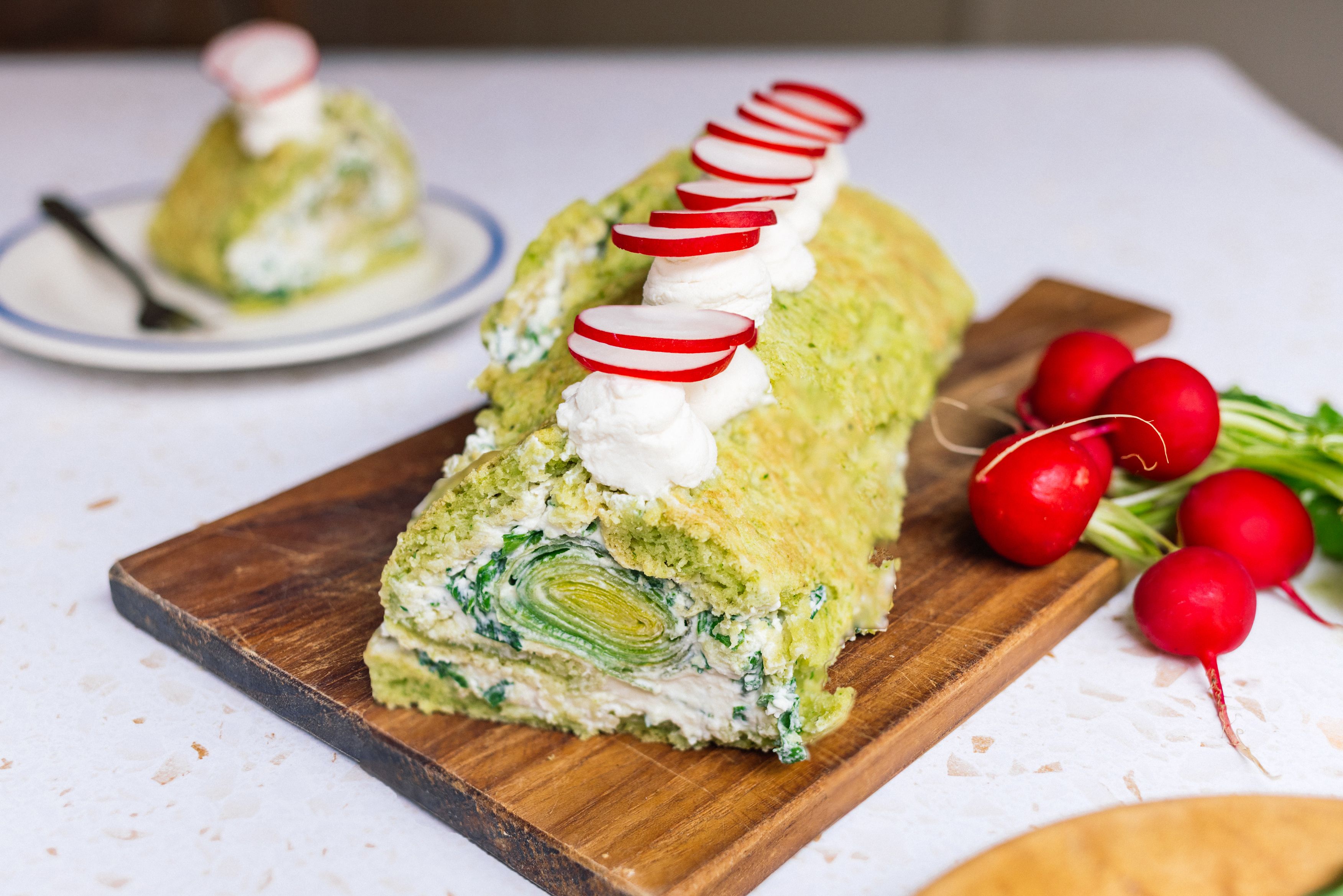 Herzhafte Lauch-Frischkäse-Biskuitrolle