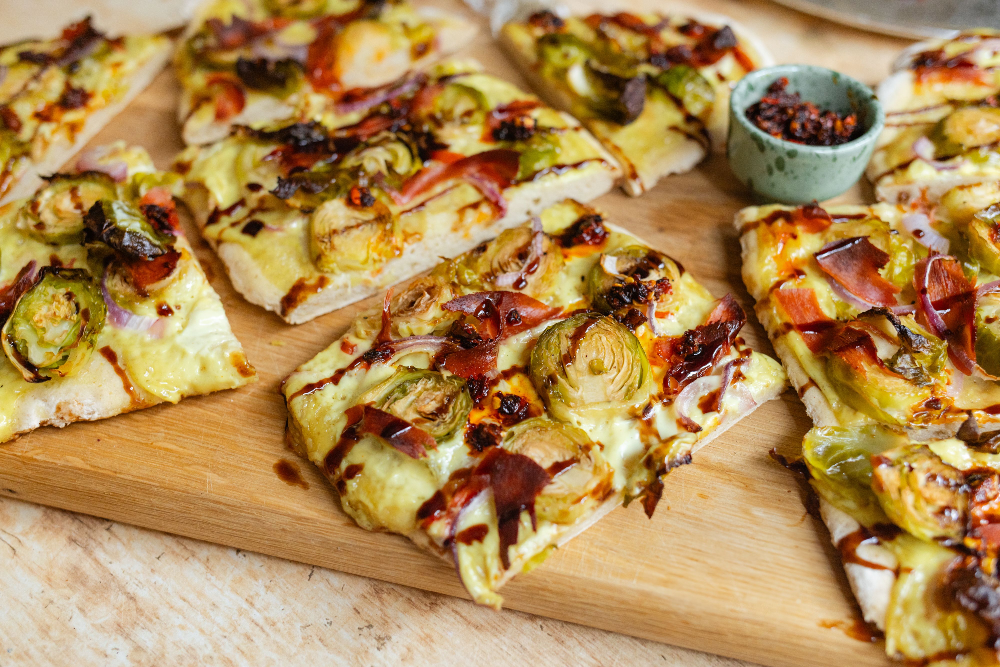 Vegane Rosenkohl-Hollandaise-Pinsa