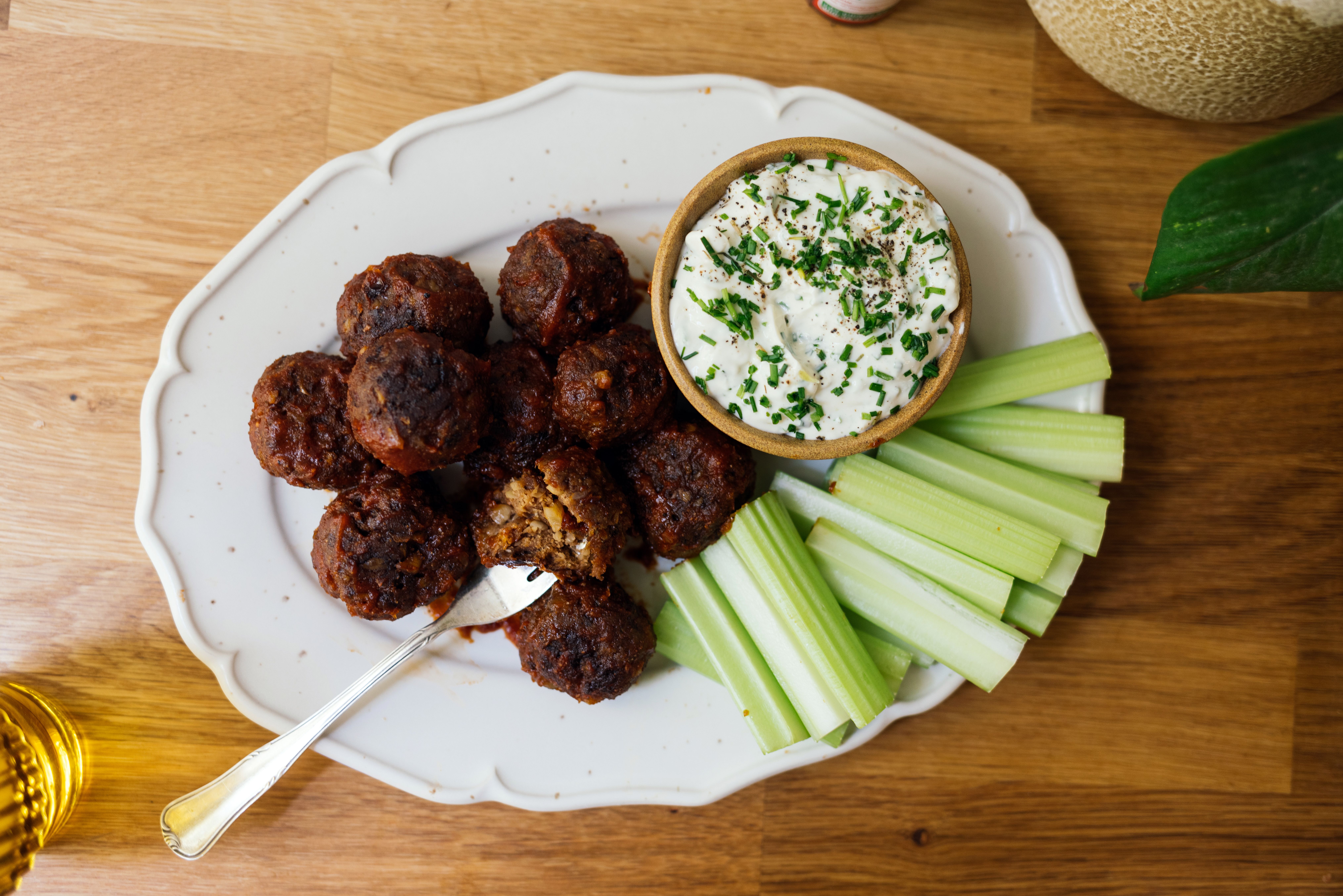 Vegane Buffalo Meatballs mit Schnittlauch-Dip
