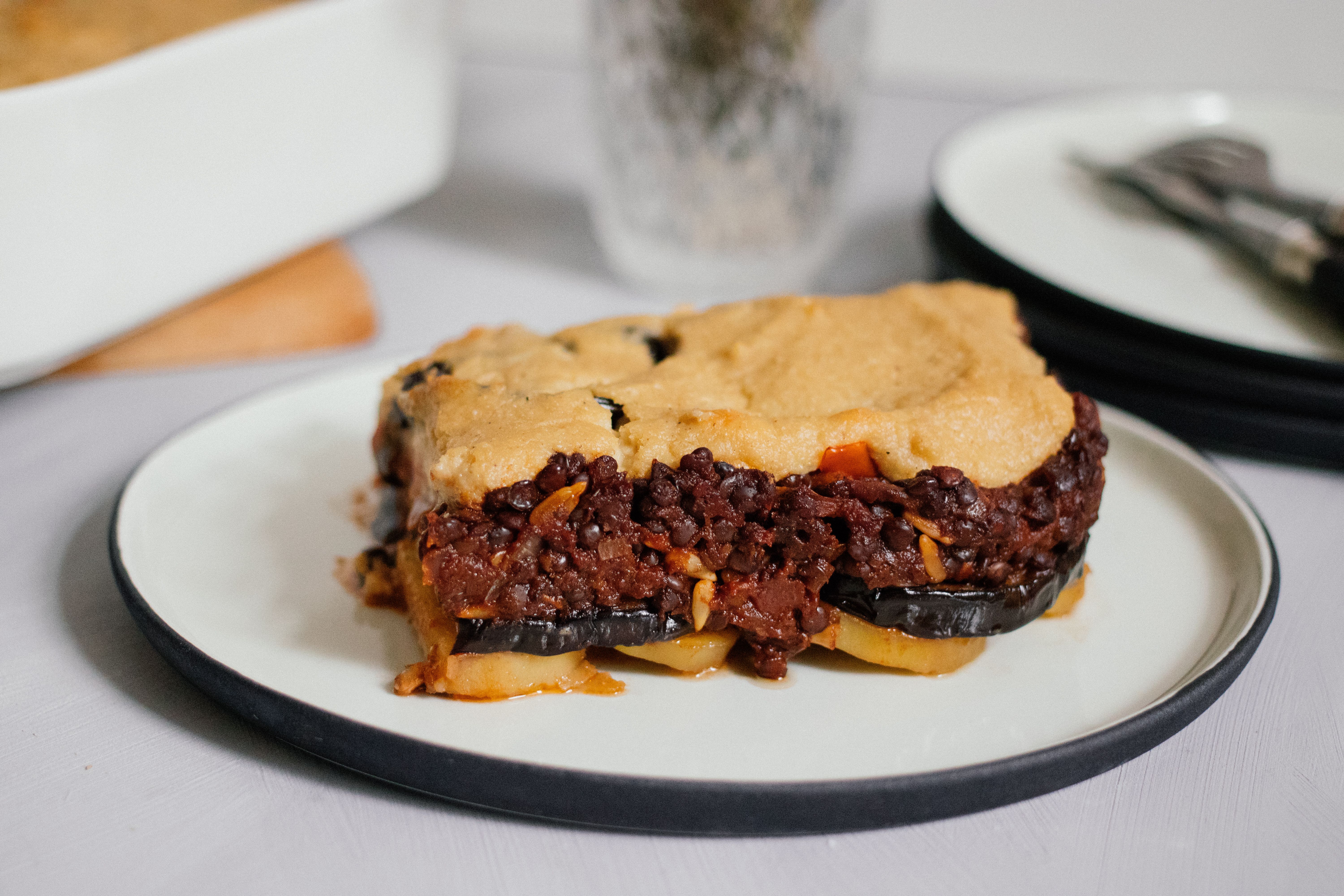 Veganes Moussaka mit Belugalinsen