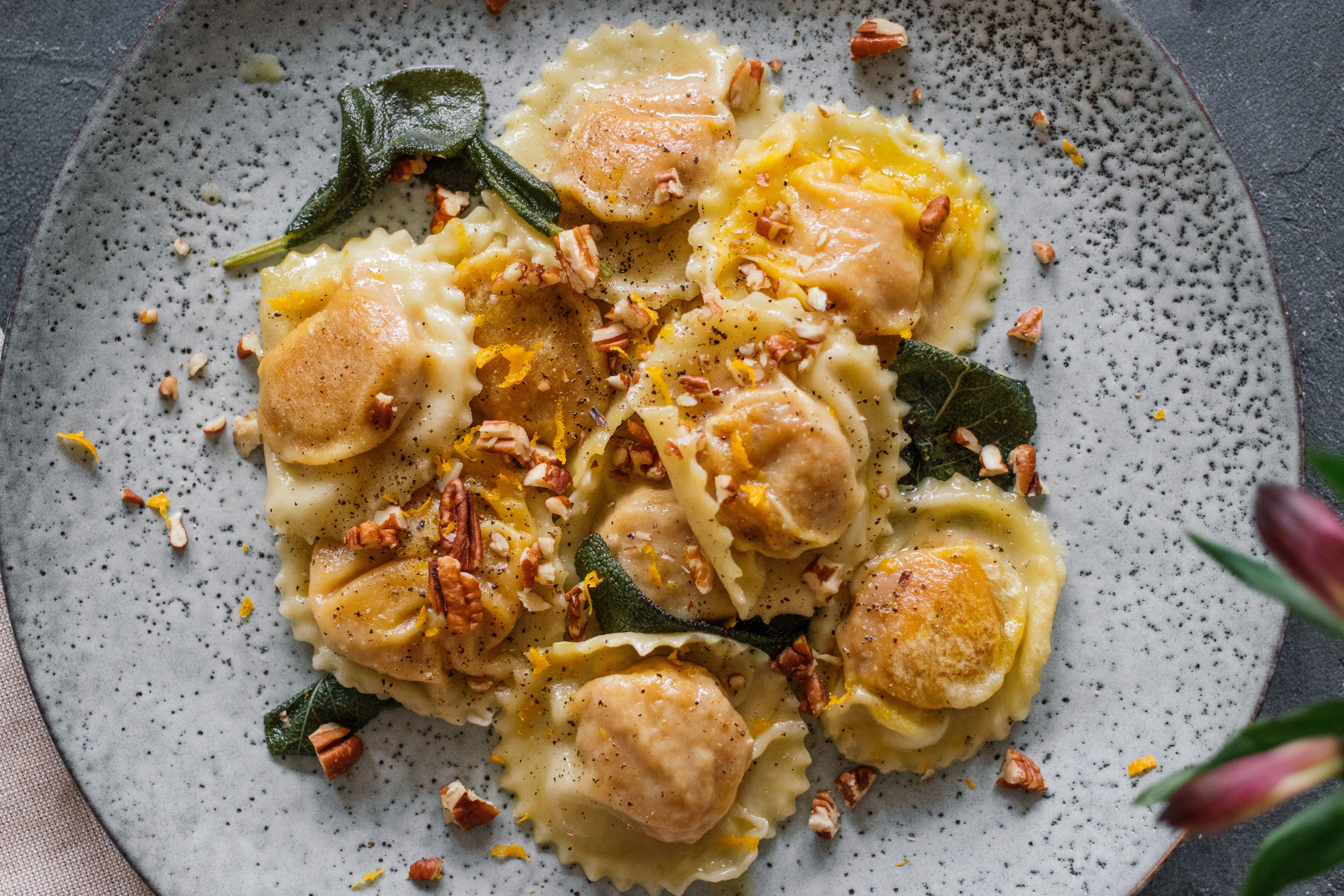 Vegane Kürbis-Ravioli in Salbei-Butter mit Pekannüssen
