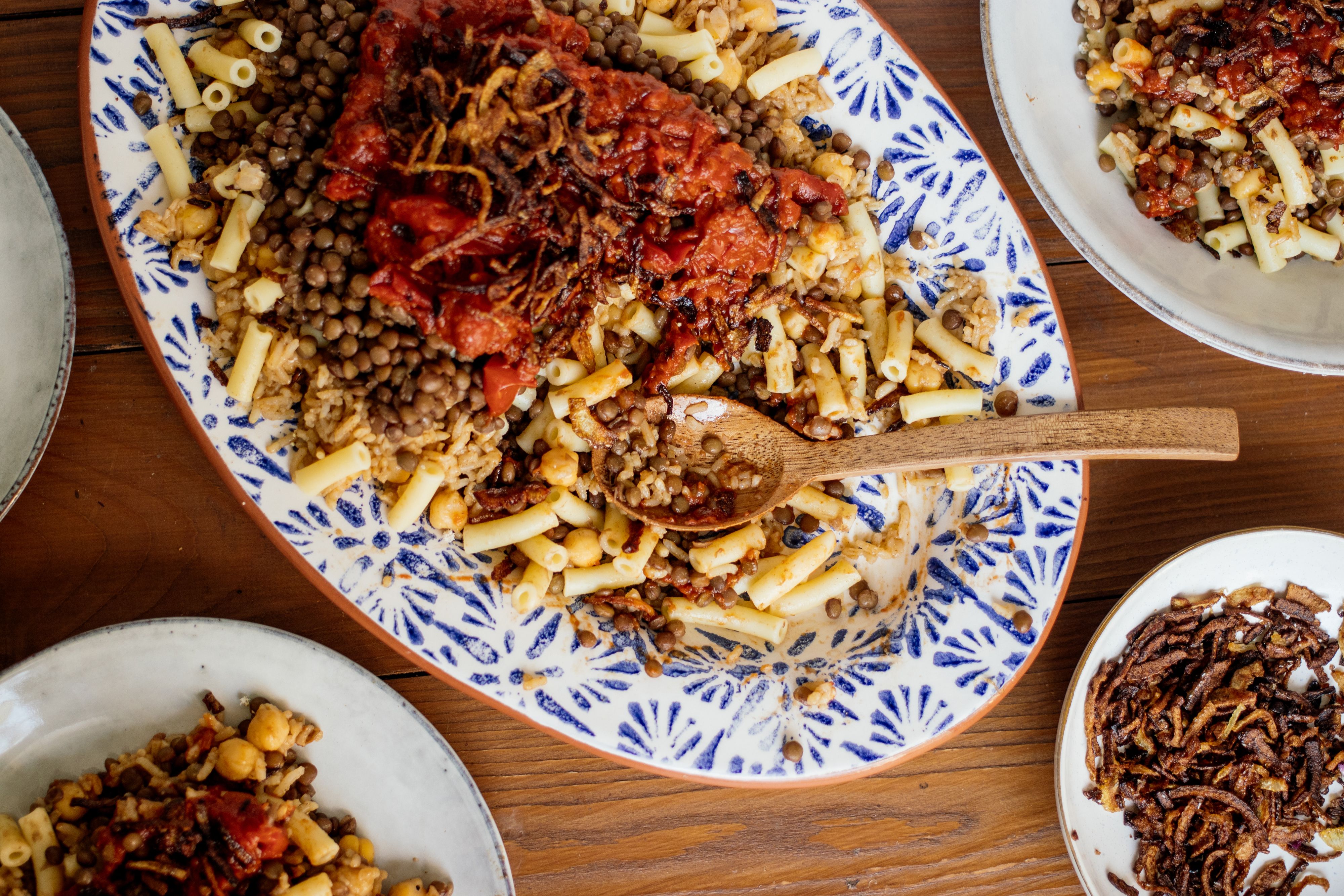 Veganes Kuschari (ein Traum von Nudeln, Reis, Linsen und Kichererbsen)