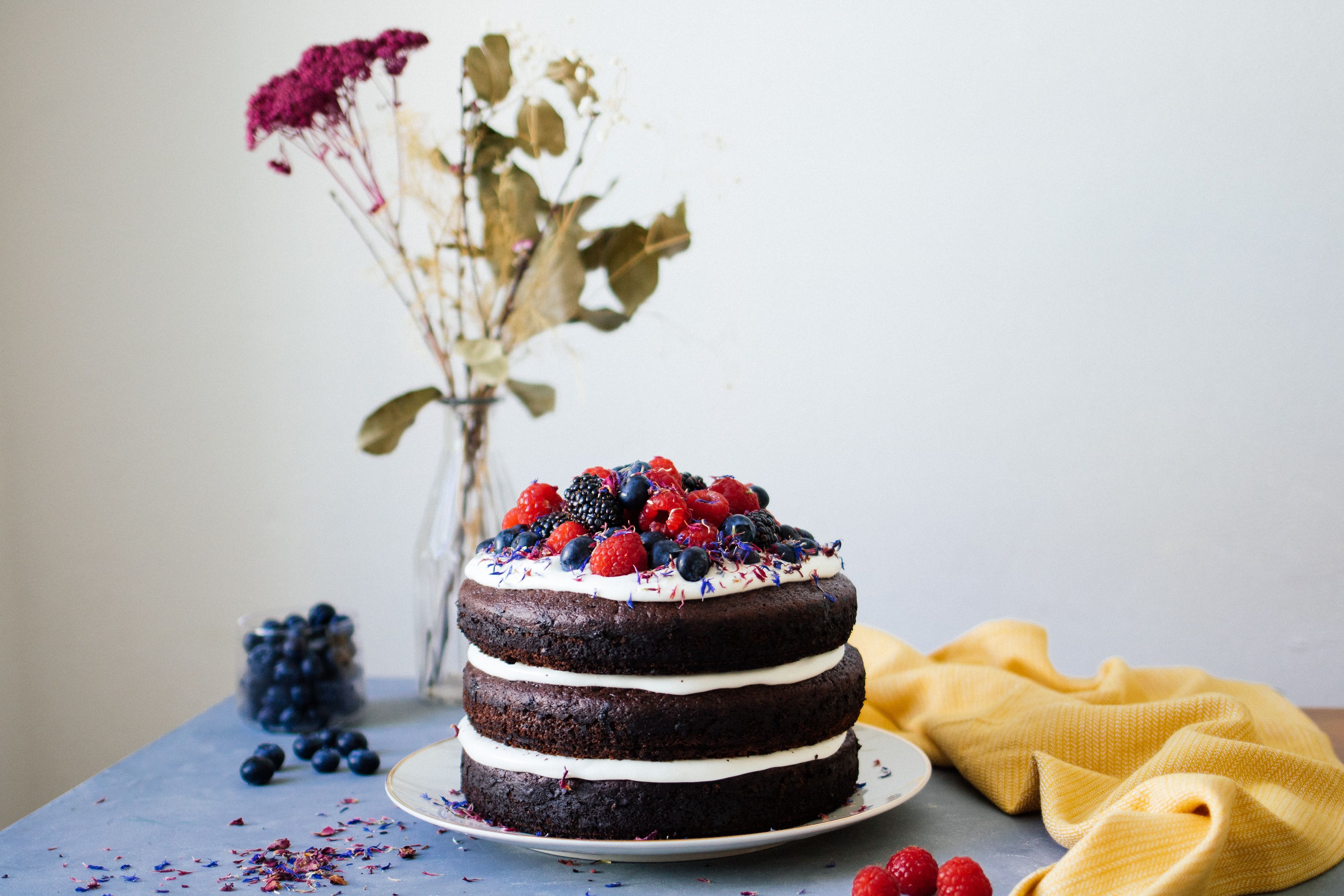 R387 Einfache, vegane Schokoladentorte mit Beeren