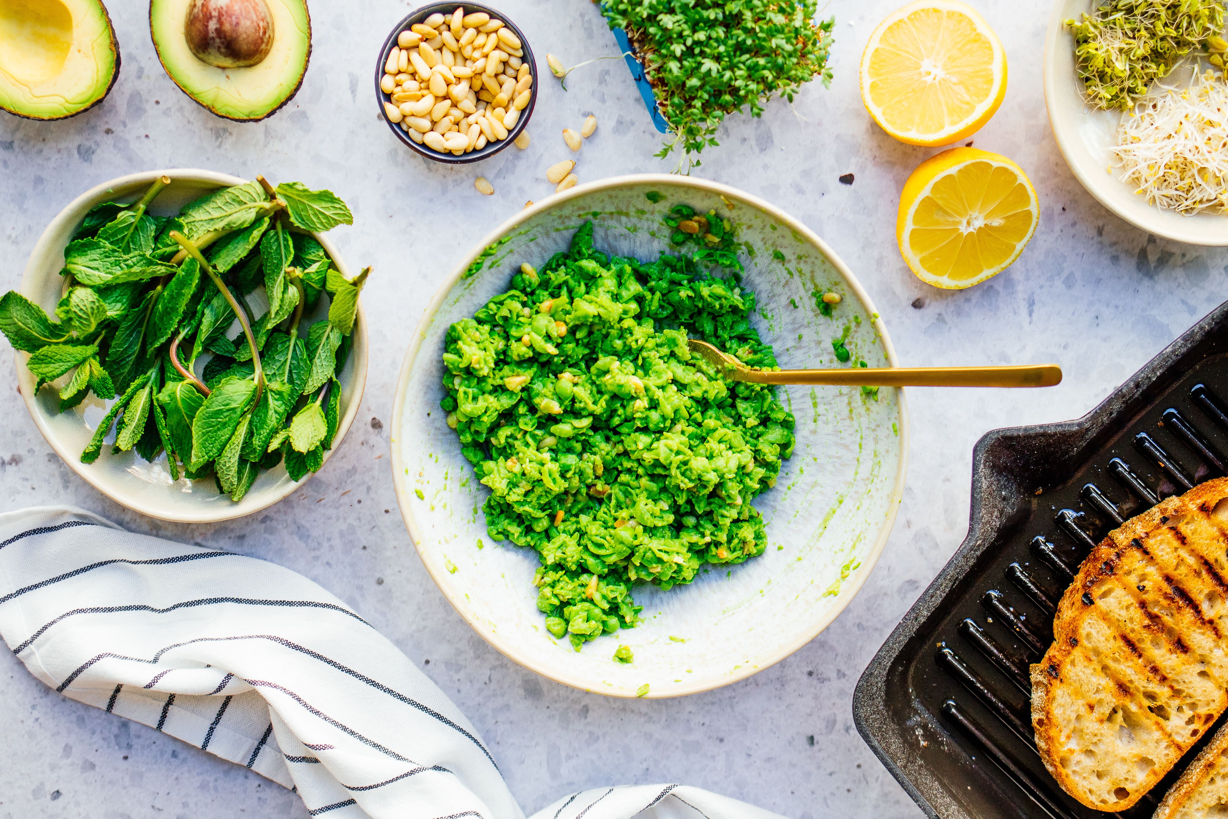 R644 Veganes Sandwich mit Peacamole & Radieschen-Salsa