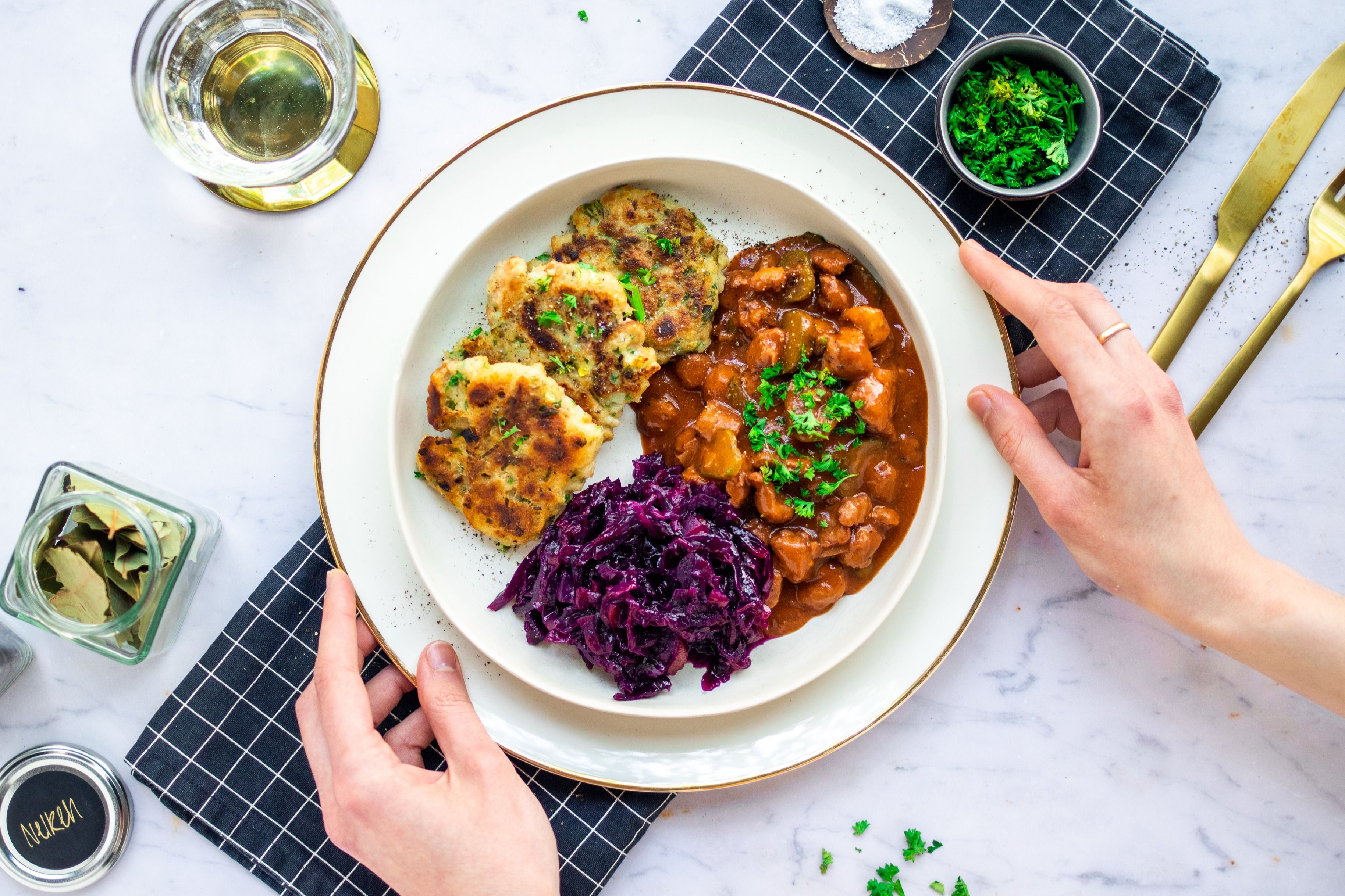 Veganes Gulasch mit Pfannenknödeln & Rotkraut