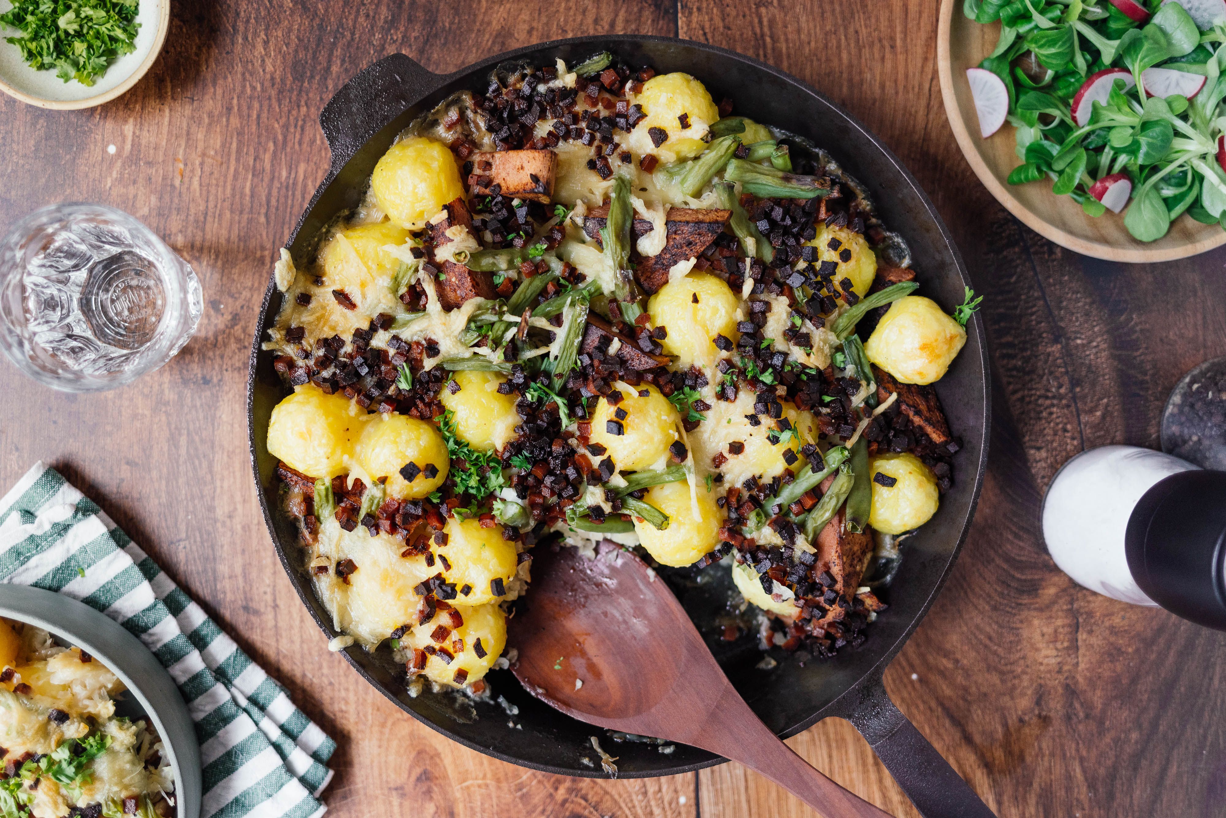 Veganer Knödelauflauf mit Leberkäse und Sauerkraut