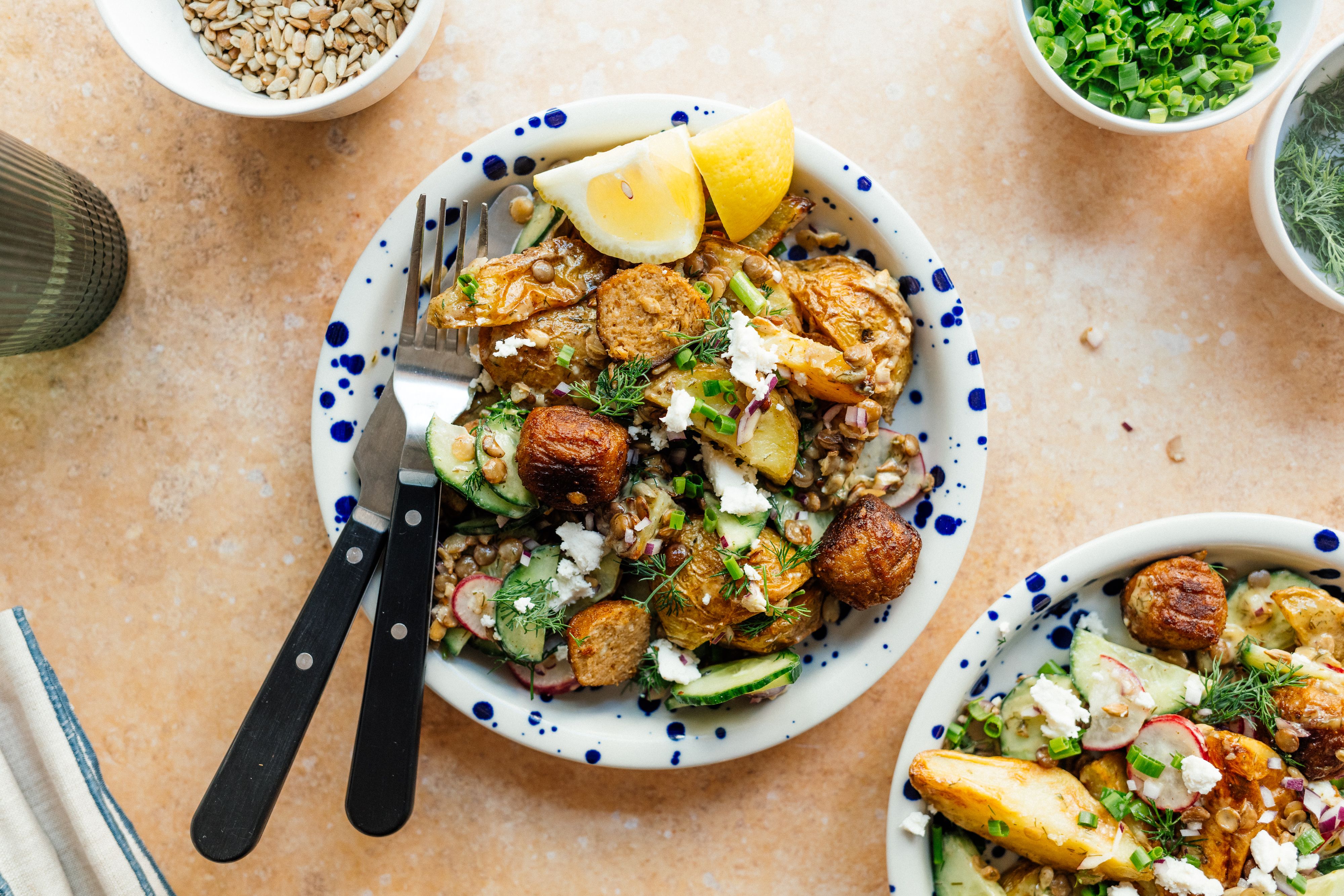 R897 Veganer Kartoffelsalat mit Fleischbällchen & Senf-Dill-Soße