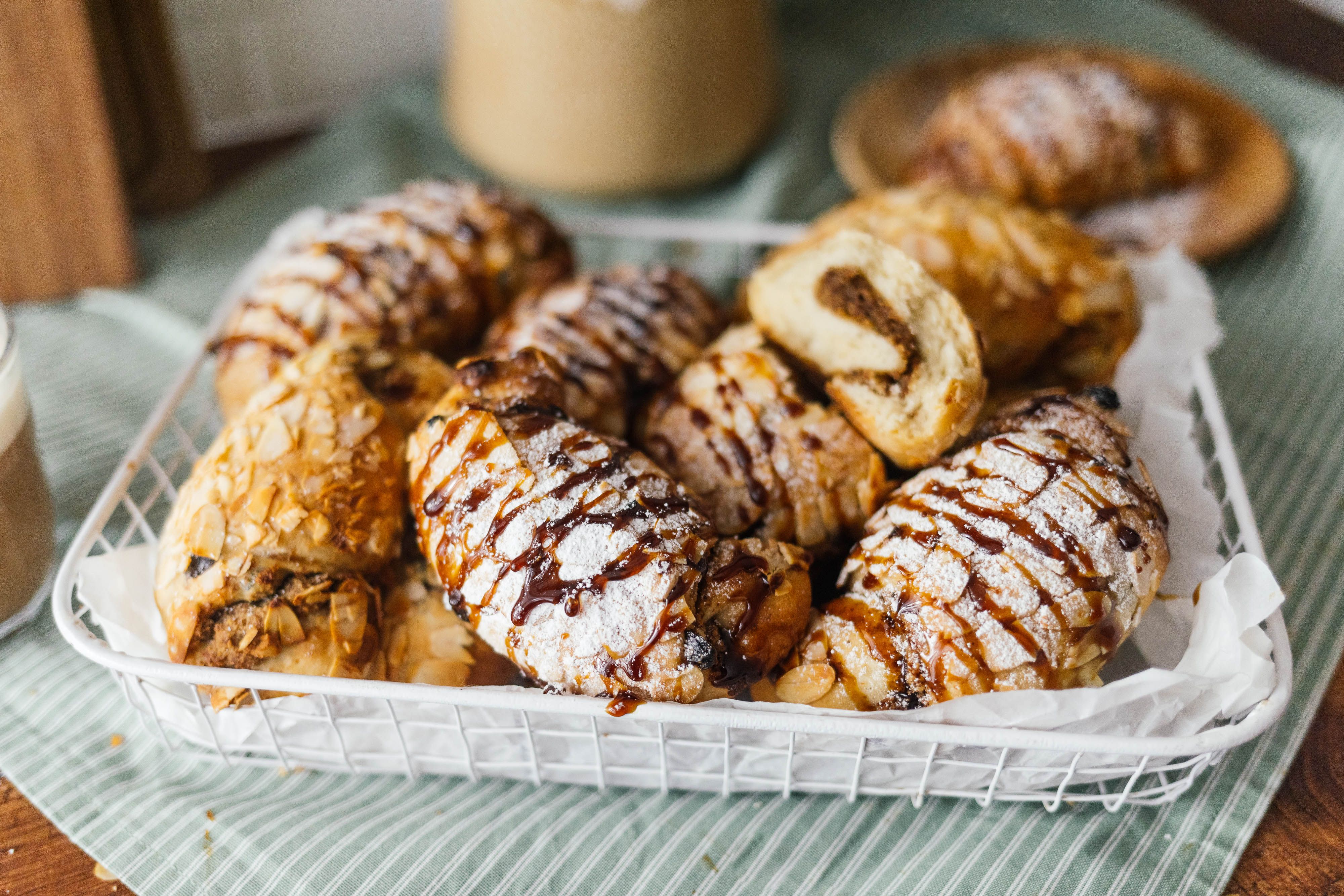 Vegane Osterbrot-Hörnchen mit Nussfüllung