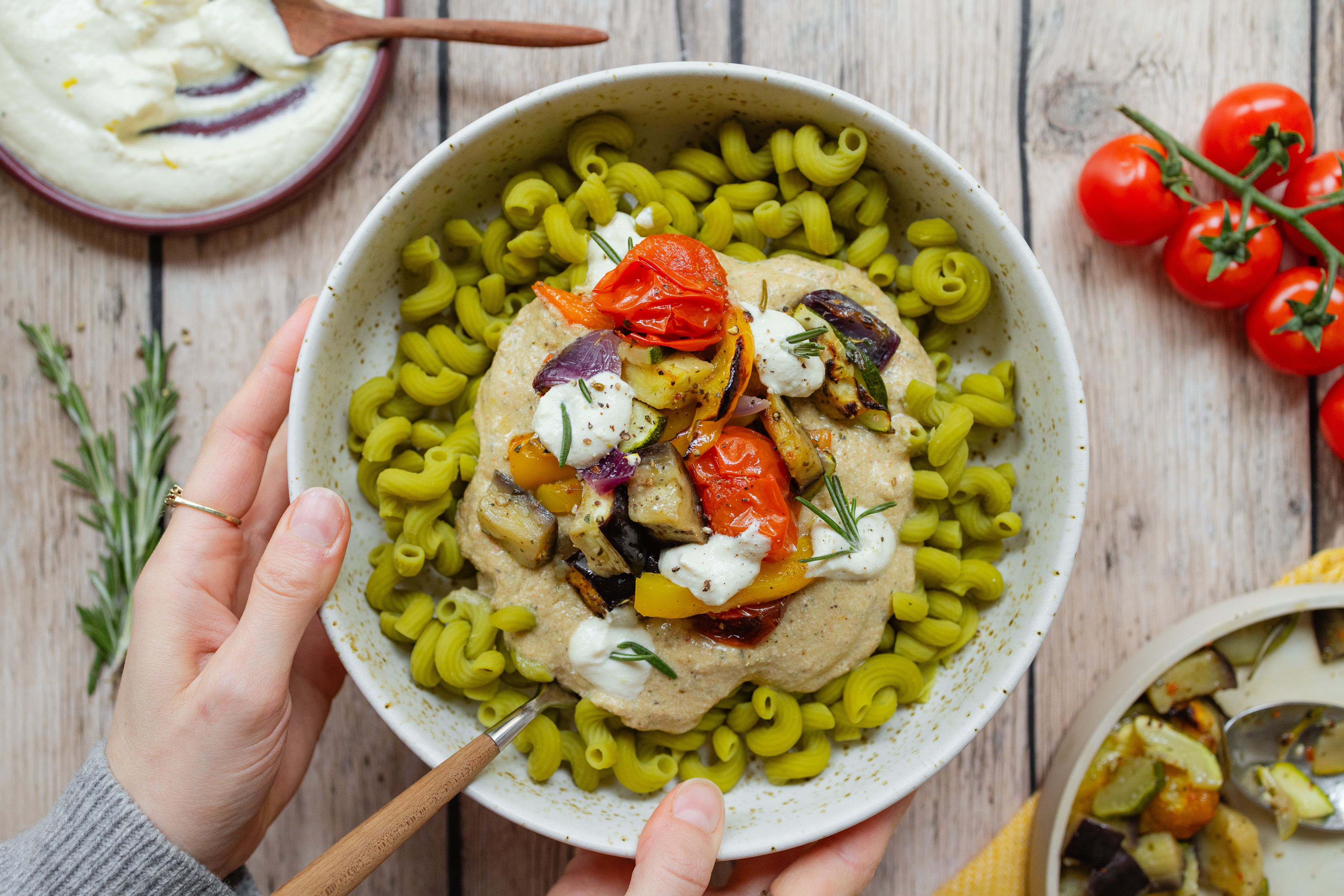 Vegane Ofengemüse-Pasta mit Zitronen-Ricotta-Creme