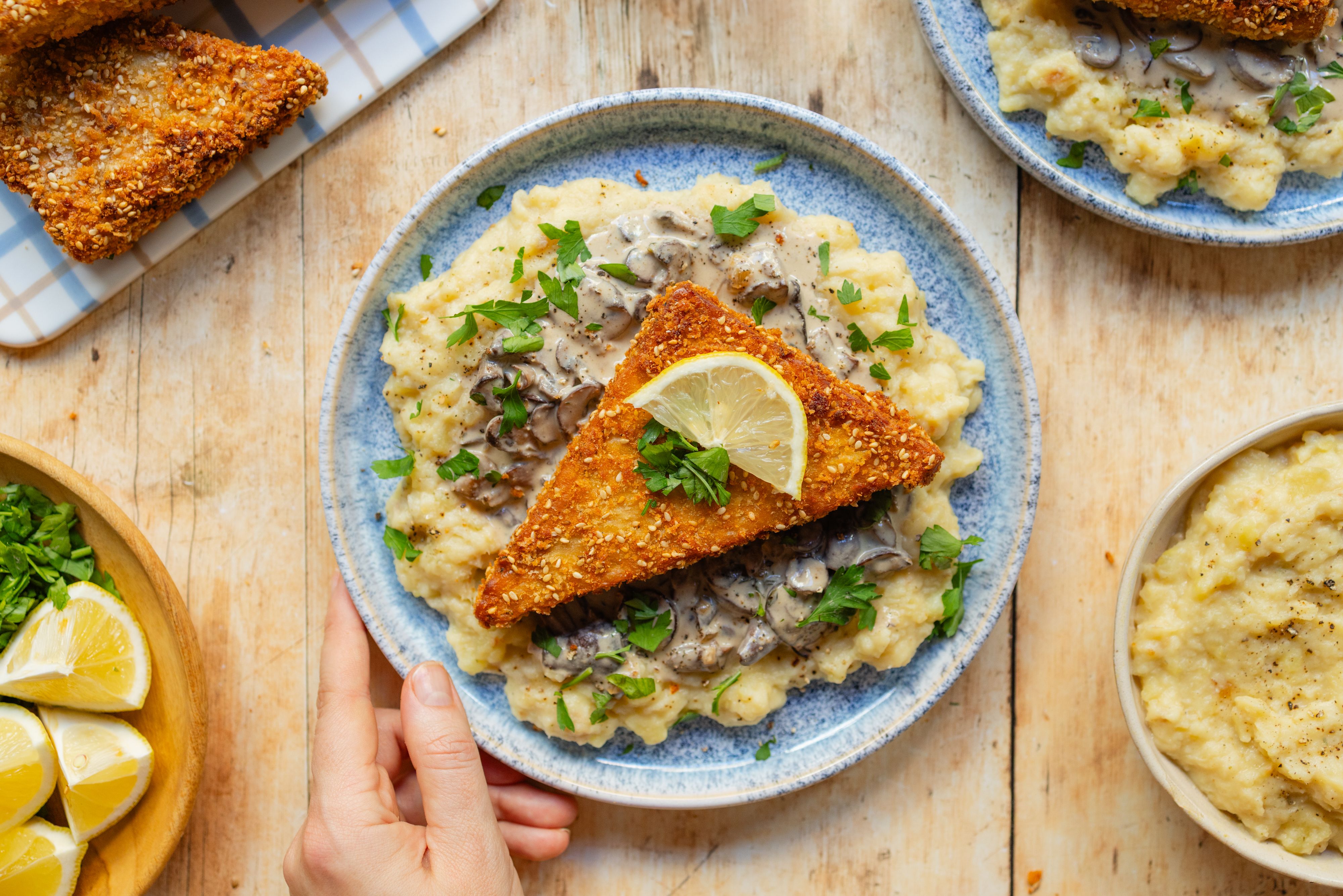 R993 Knusprige Tempehschnitzel mit Kartoffel-Pastinaken-Püree und Pilzsoße