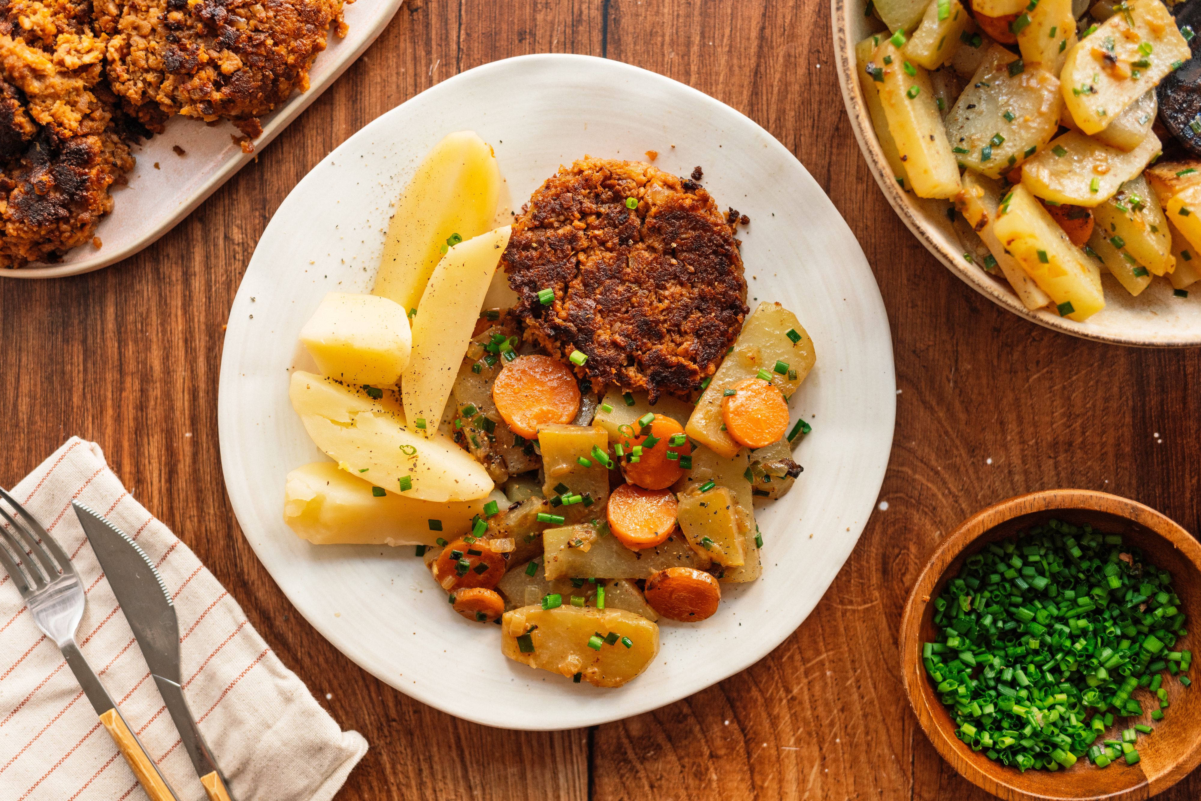 Vegane Frikadellen mit Kartoffeln und Kohlrabi-Möhren-Gemüse wie bei Oma