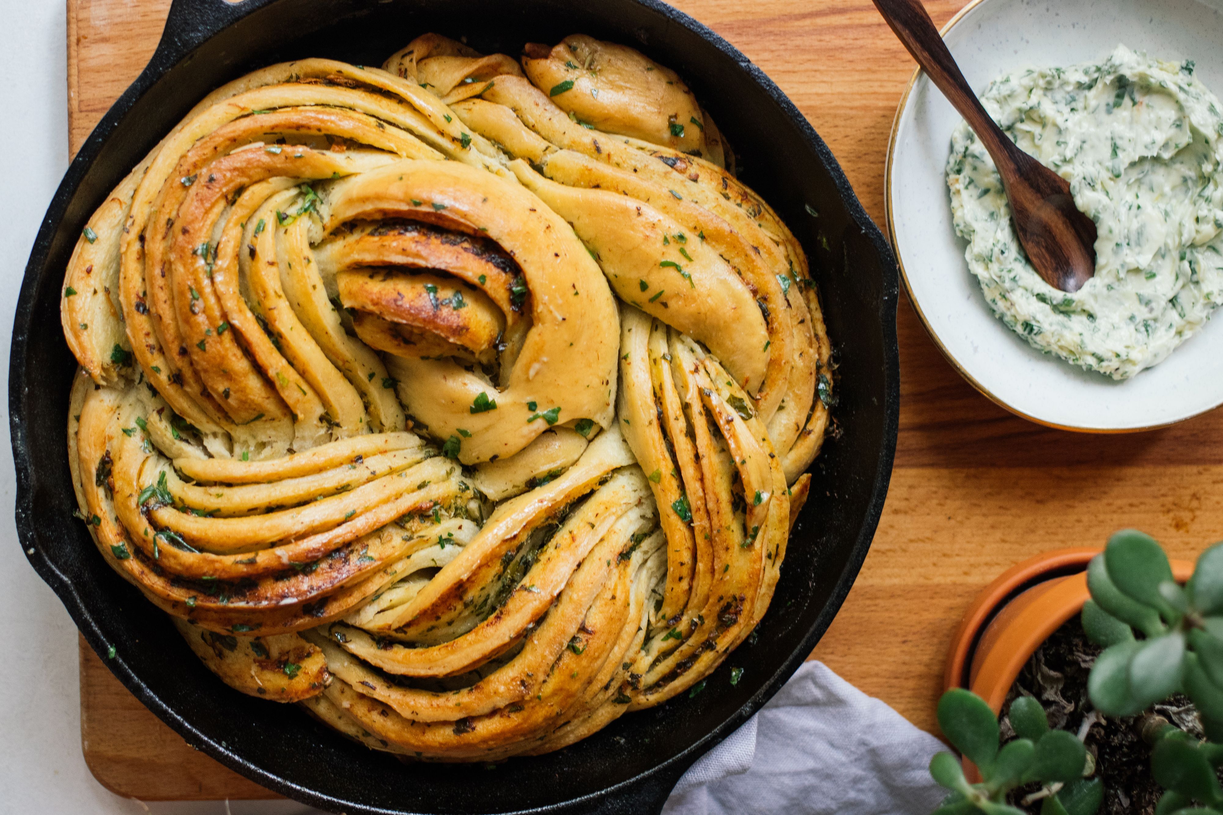 Veganes Knoblauchbrot mit selbstgemachter veganer Knoblauchbutter