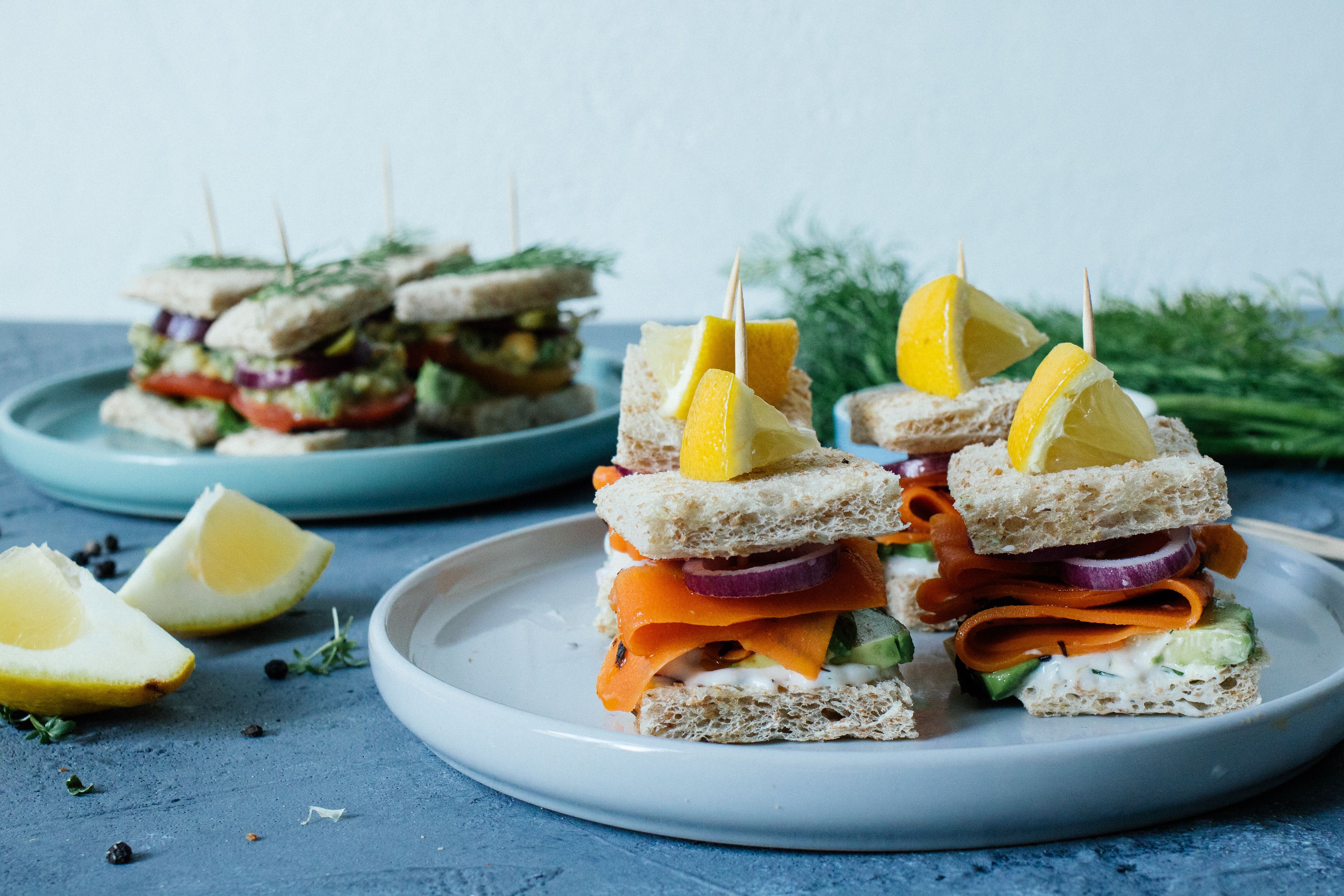 Sandwich-Häppchen mit veganem Lachs & Thunfisch