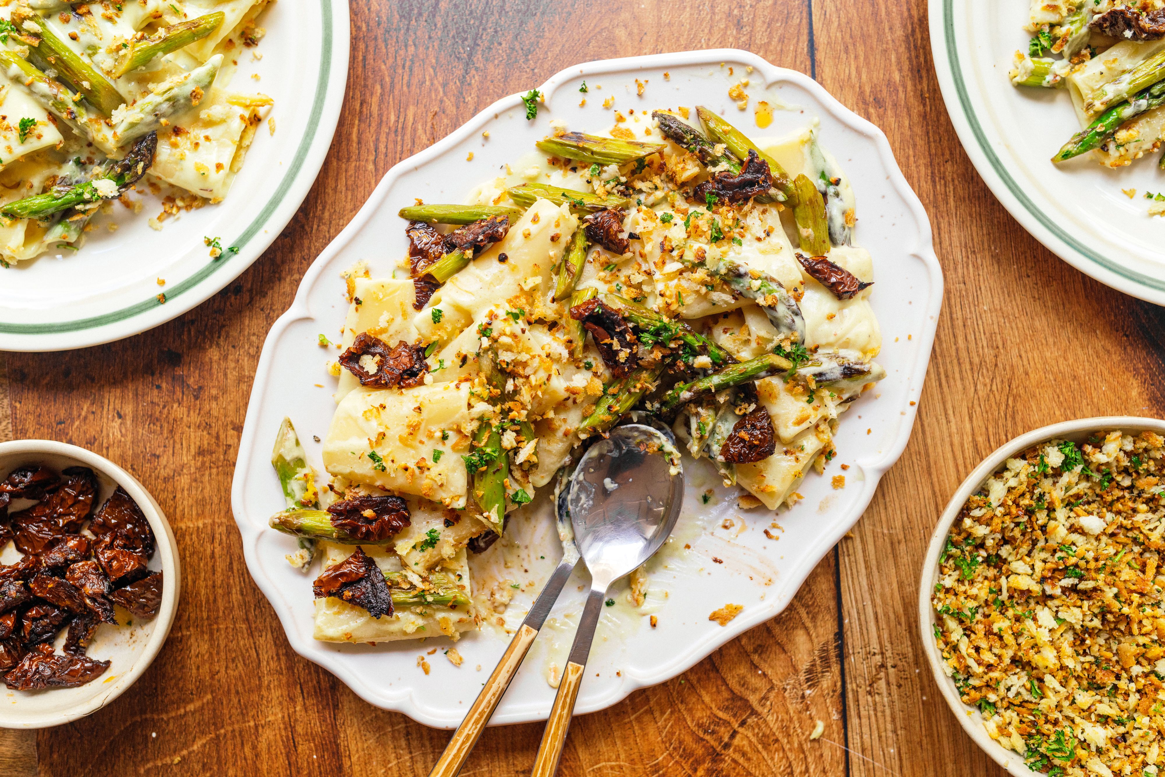 Vegane Pasta Hollandaise mit Spargel und „Speck“