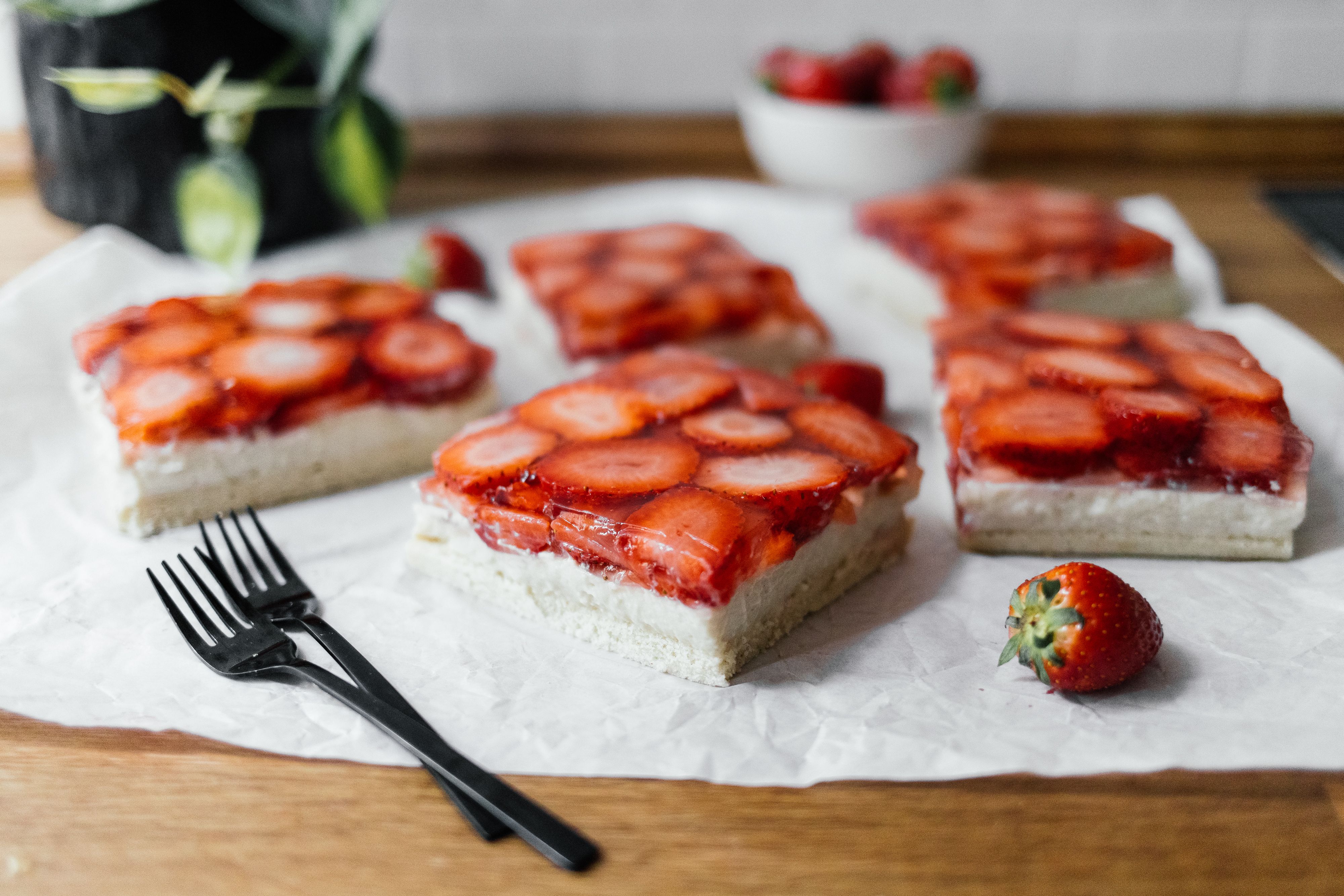 Vegan Strawberry Sheetpan Cake with Vanilla Cream