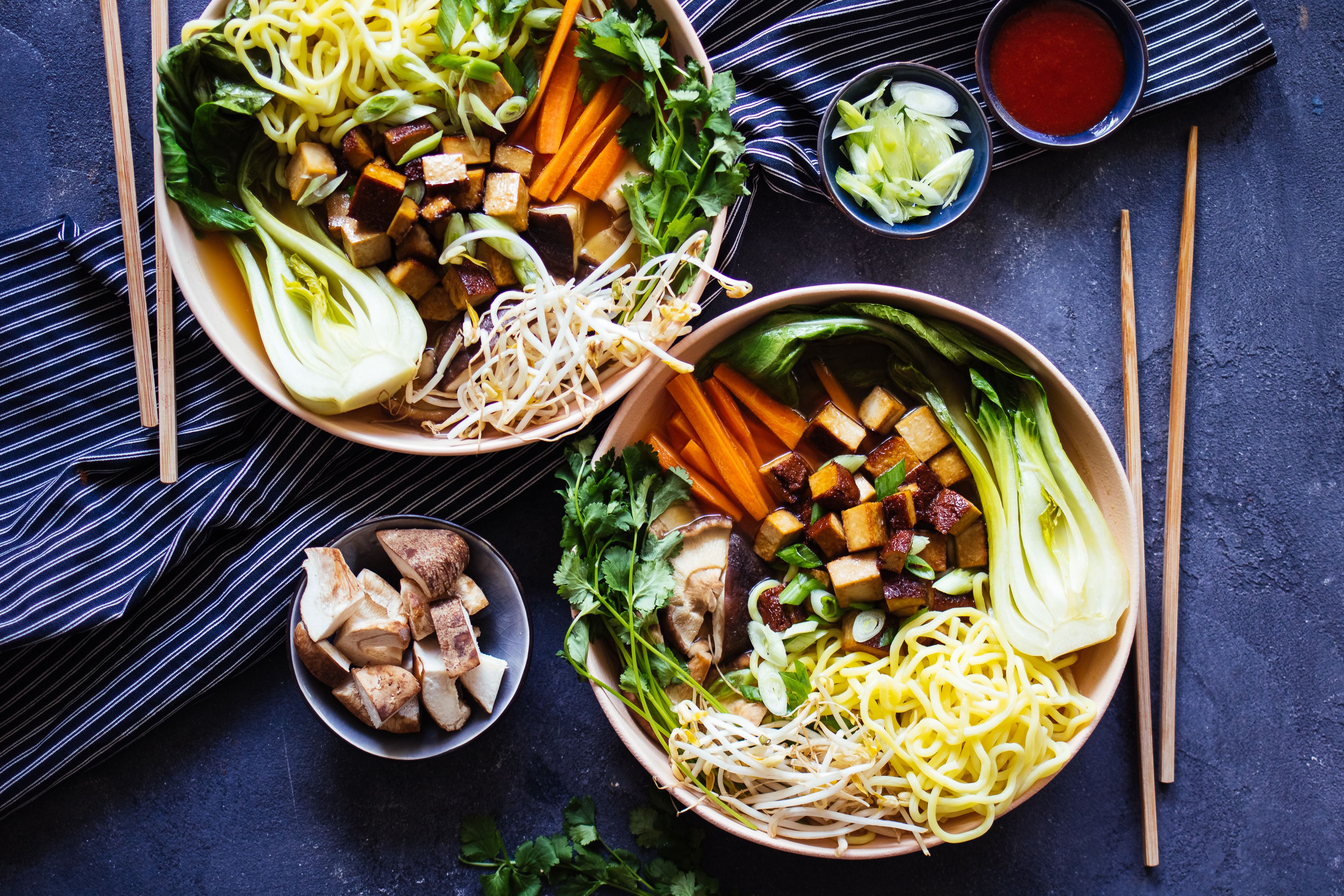 Vegane Miso-Ramen mit Räuchertofu