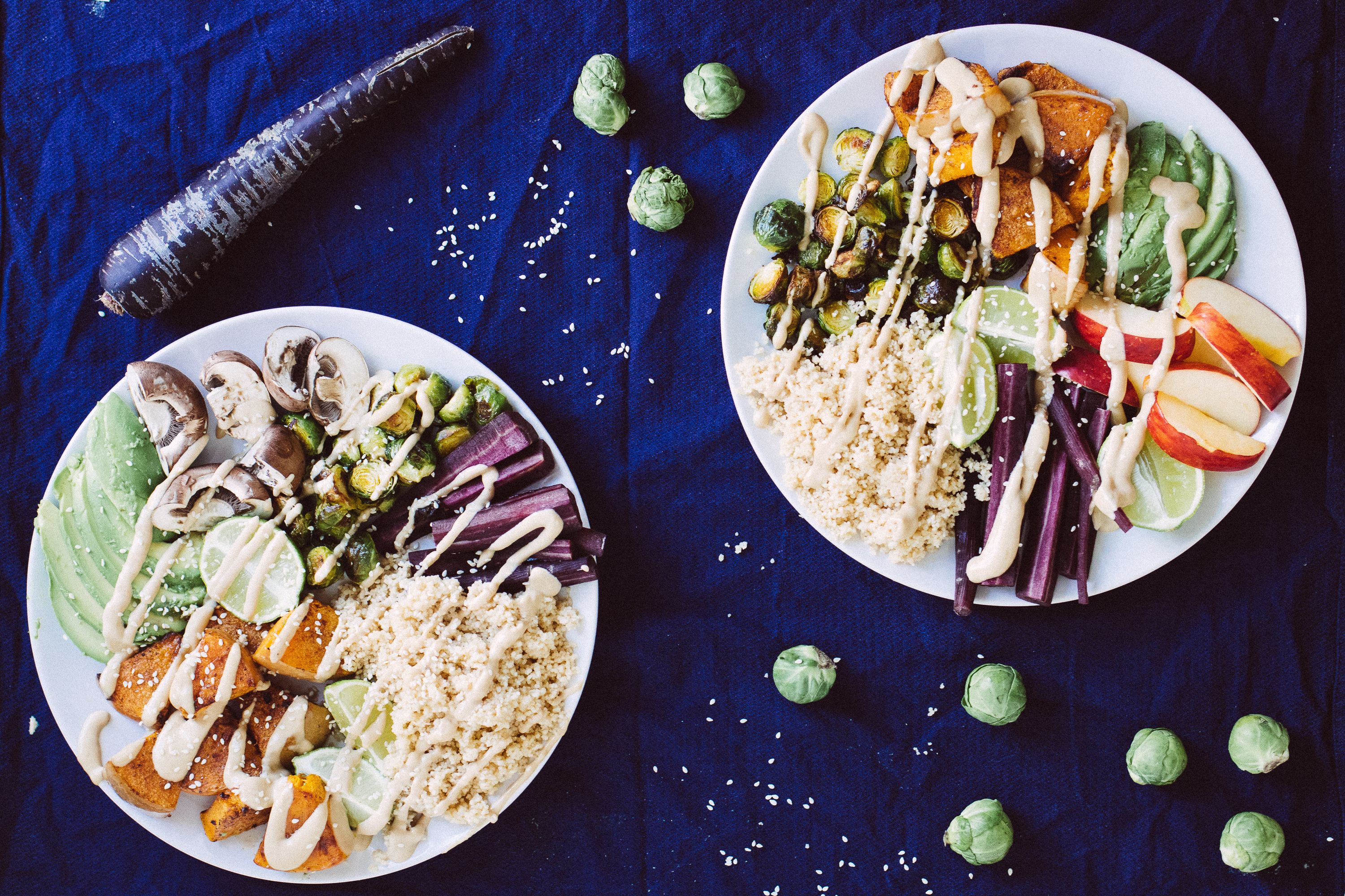 Vegane Couscous-Bowl mit Rosenkohl & Tahin-Dressing